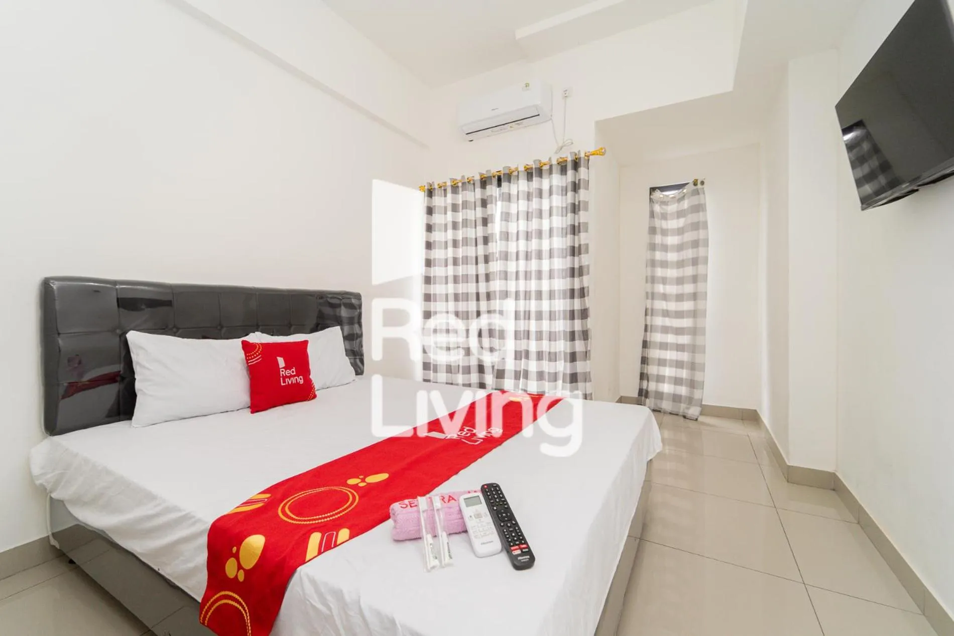 Bedroom, Bed in RedLiving Apartemen Sayana - Sentra Jaya