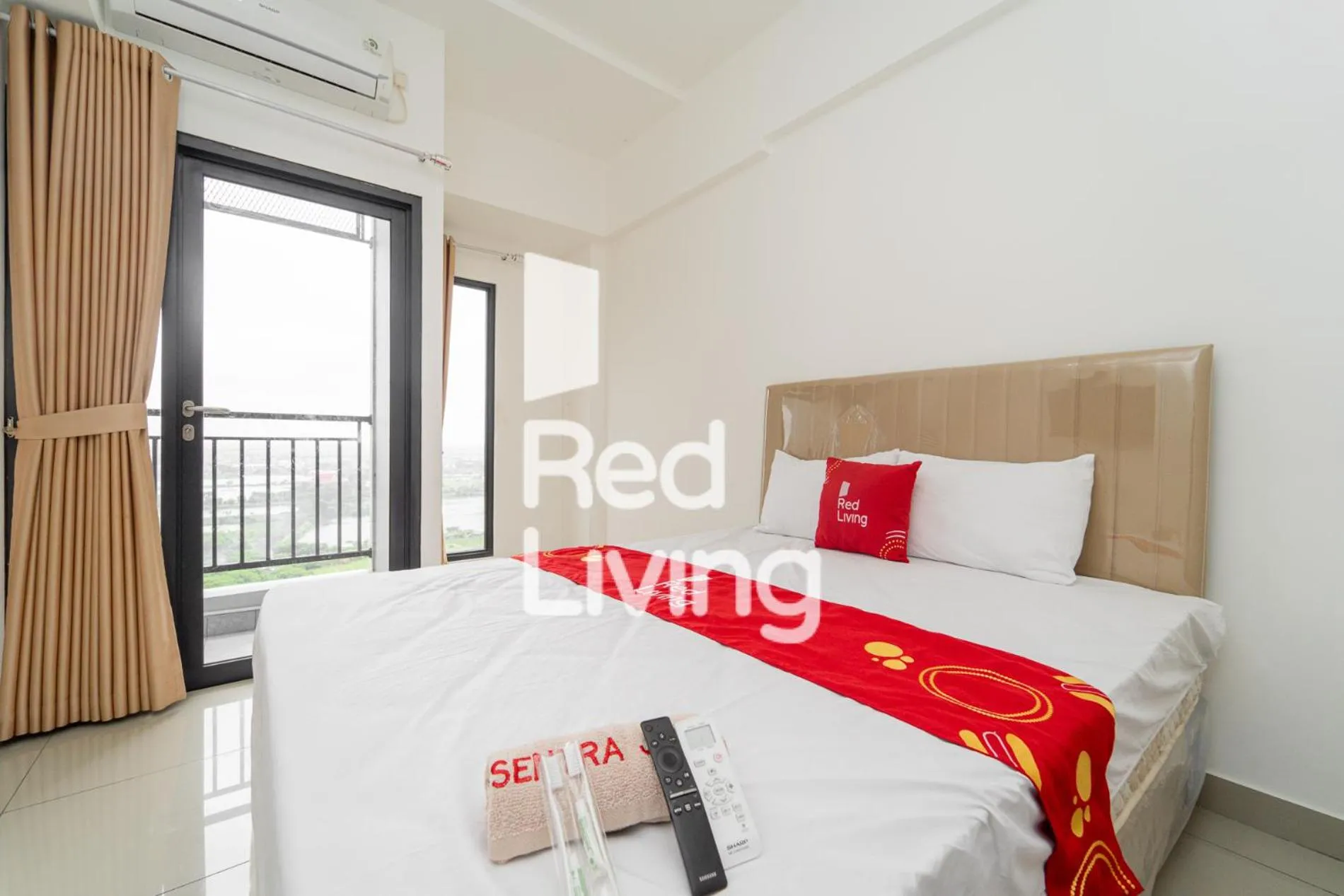 Bedroom, Bed in RedLiving Apartemen Sayana - Sentra Jaya