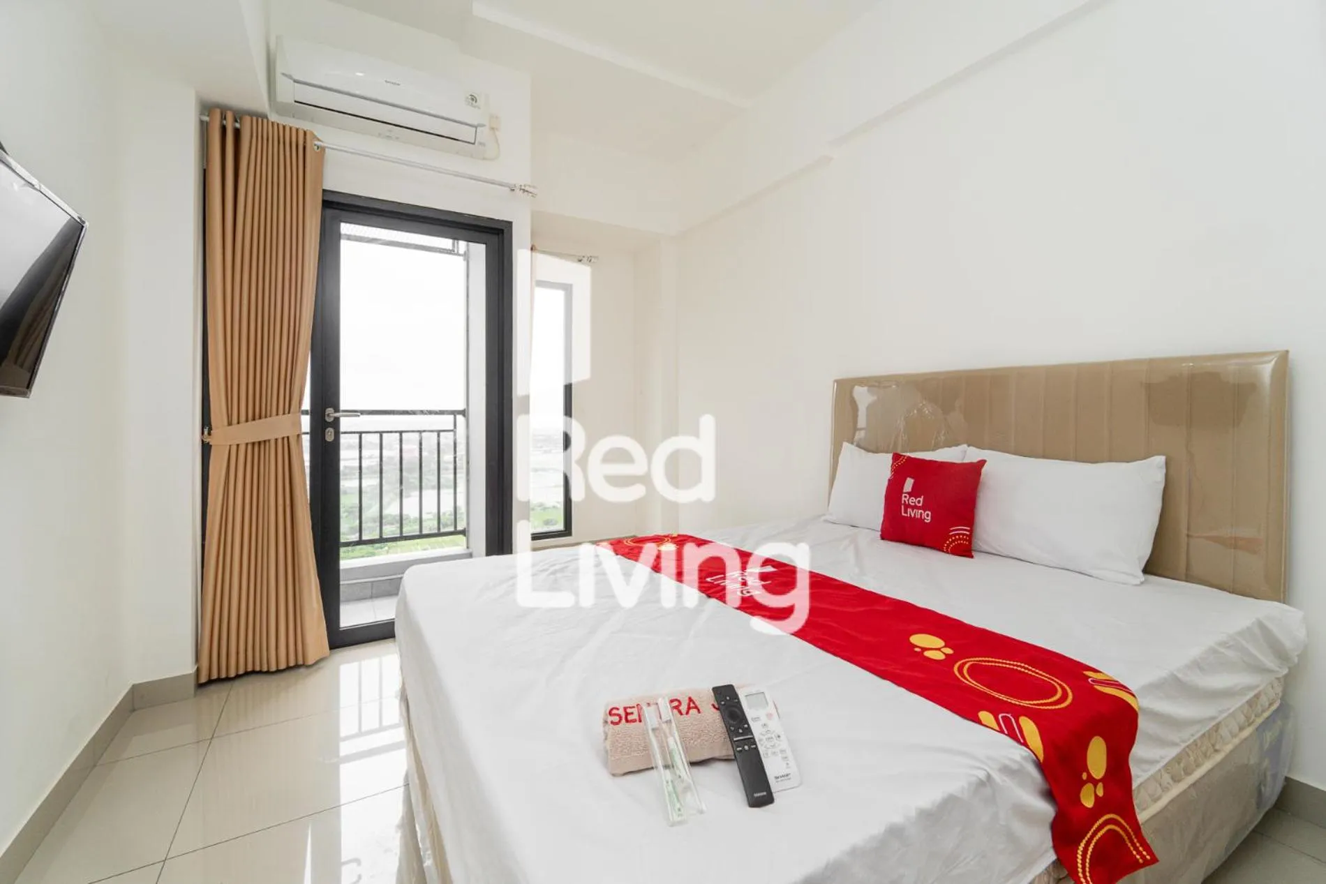 Bedroom, Bed in RedLiving Apartemen Sayana - Sentra Jaya