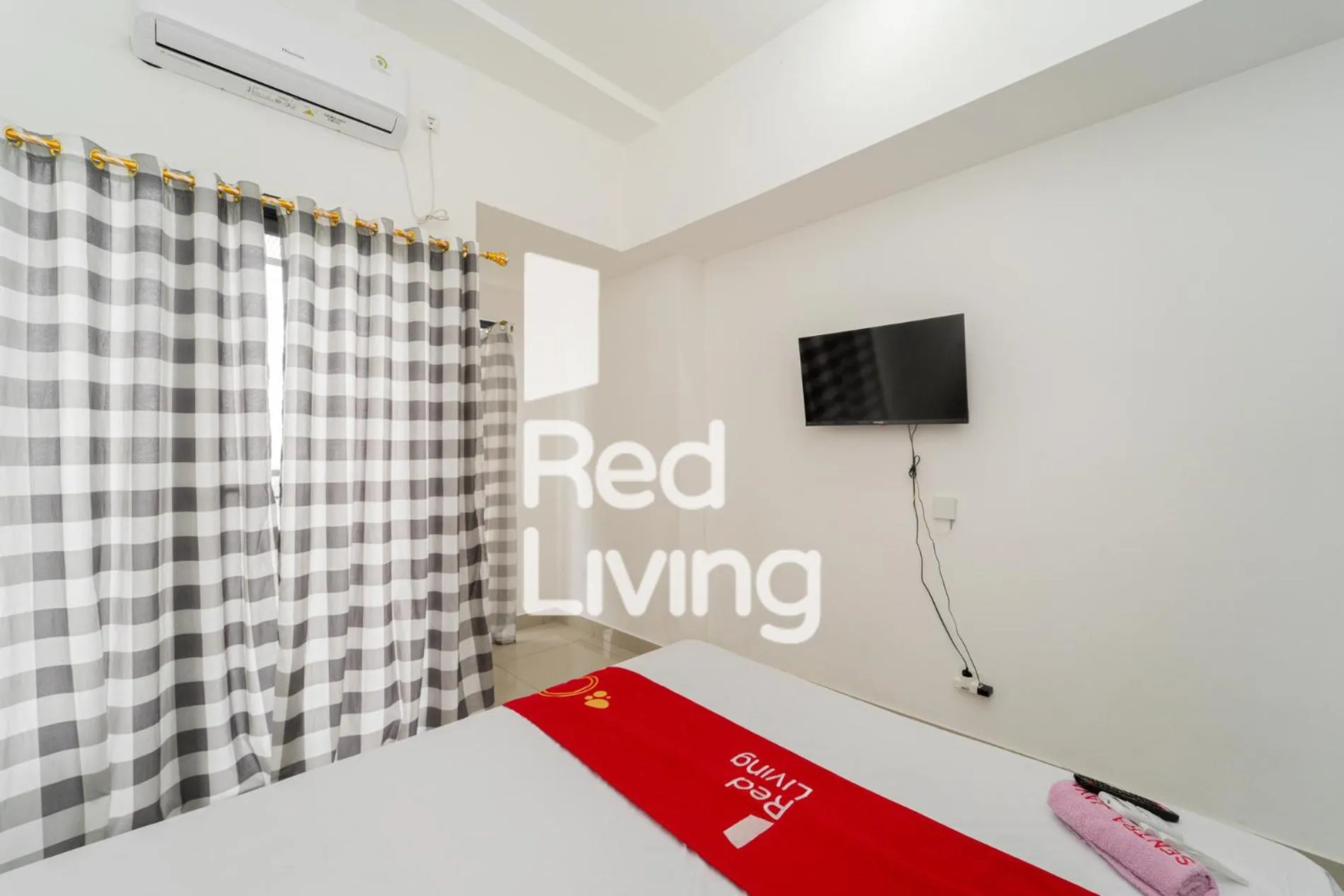 Bedroom, Bed in RedLiving Apartemen Sayana - Sentra Jaya