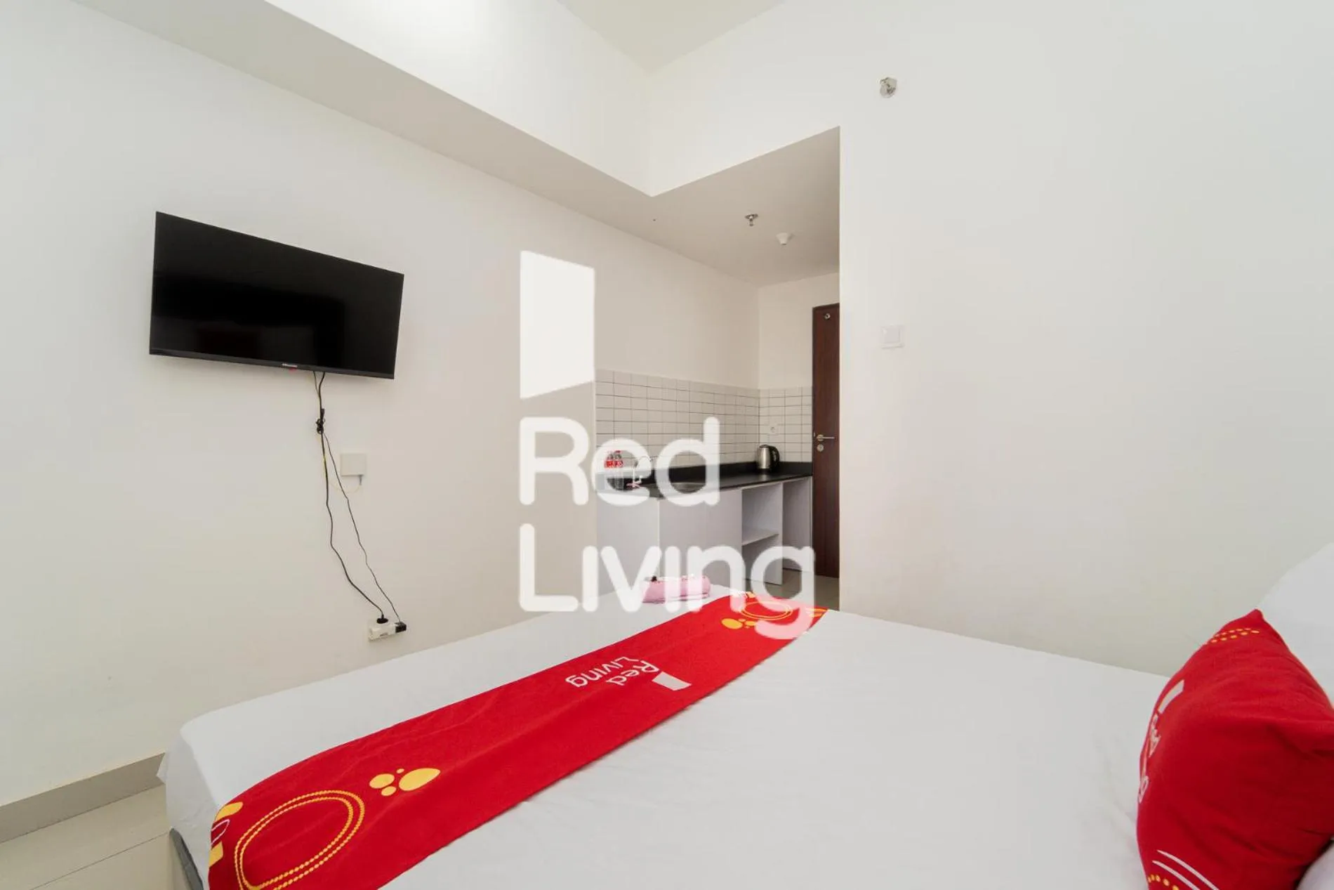 Bedroom, Bed in RedLiving Apartemen Sayana - Sentra Jaya