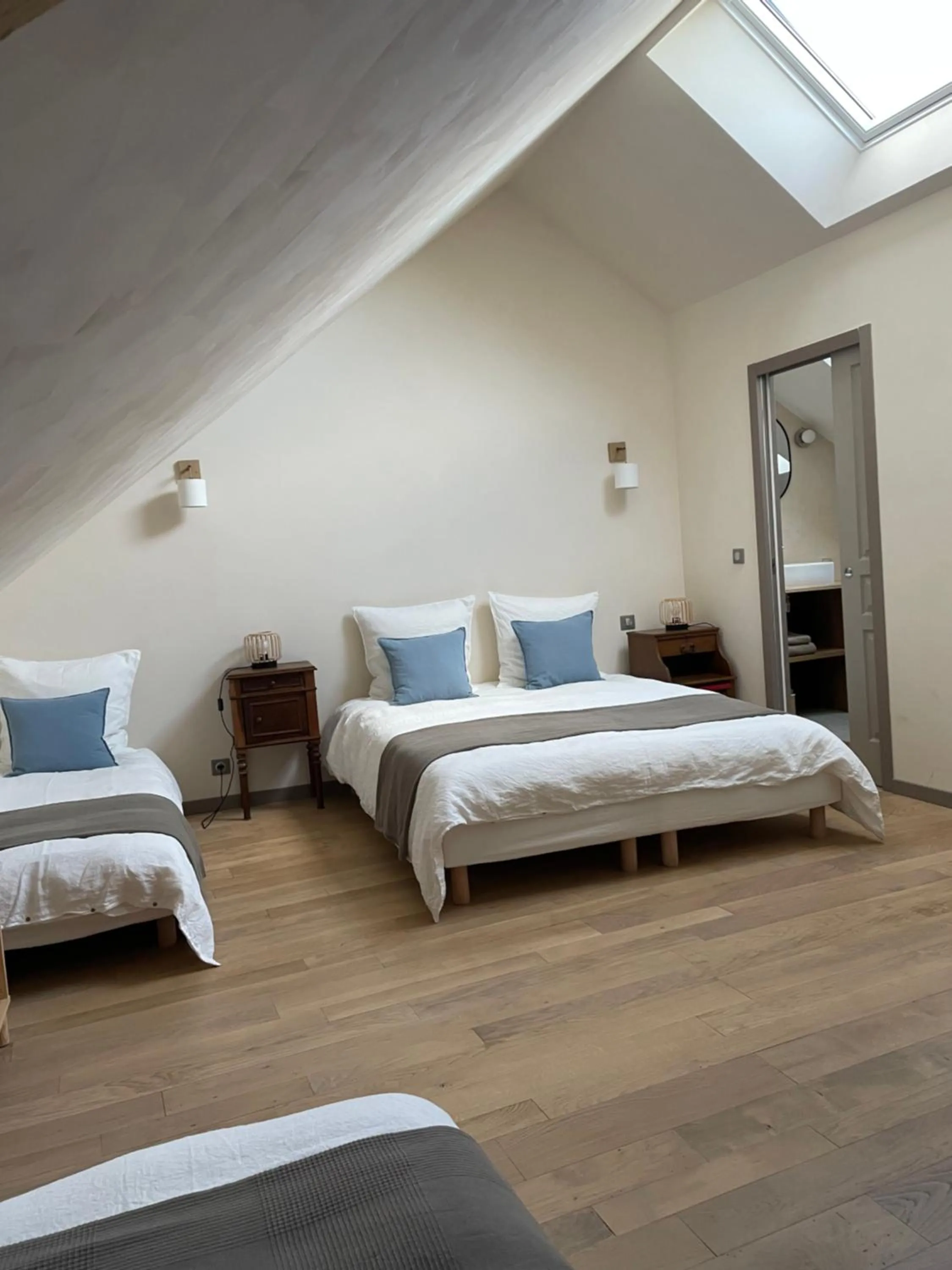 Bedroom, Bed in Fleurs de lin