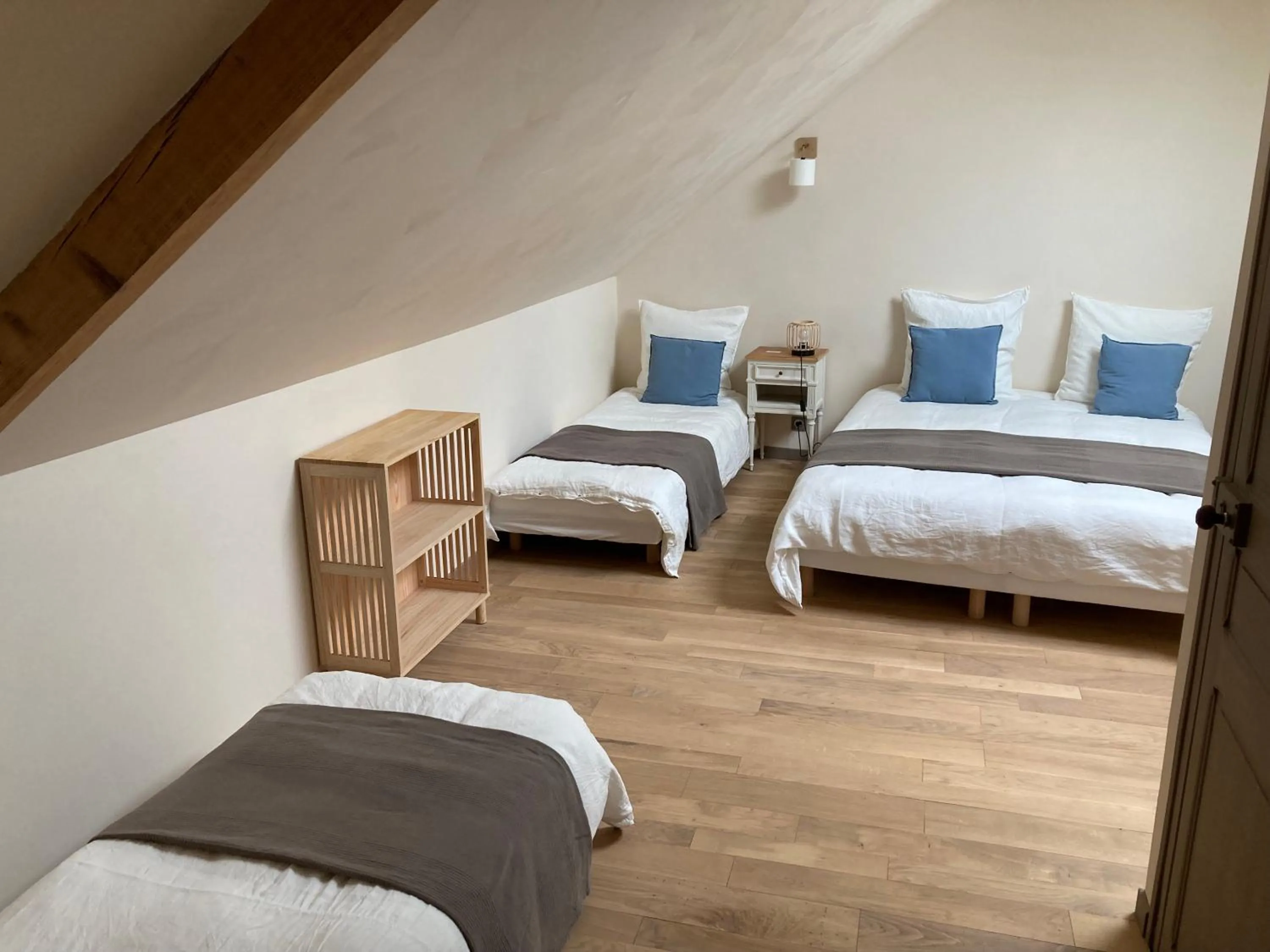 Bed in Fleurs de lin