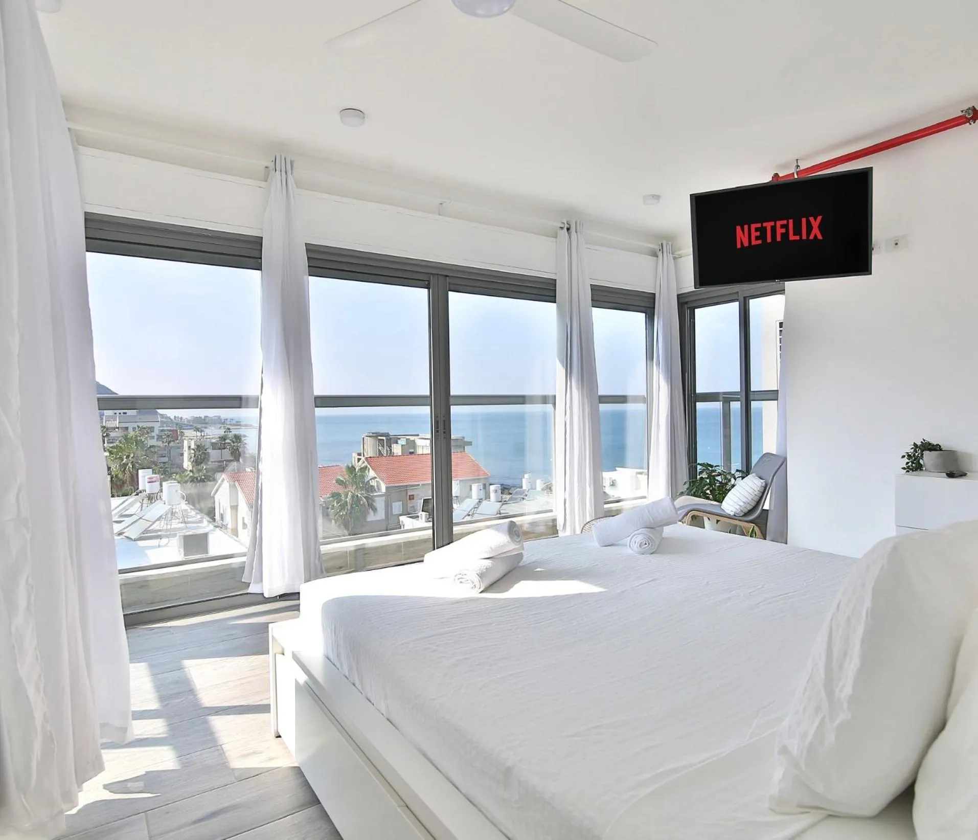 Bed in Bat-Galim Beach Apartment