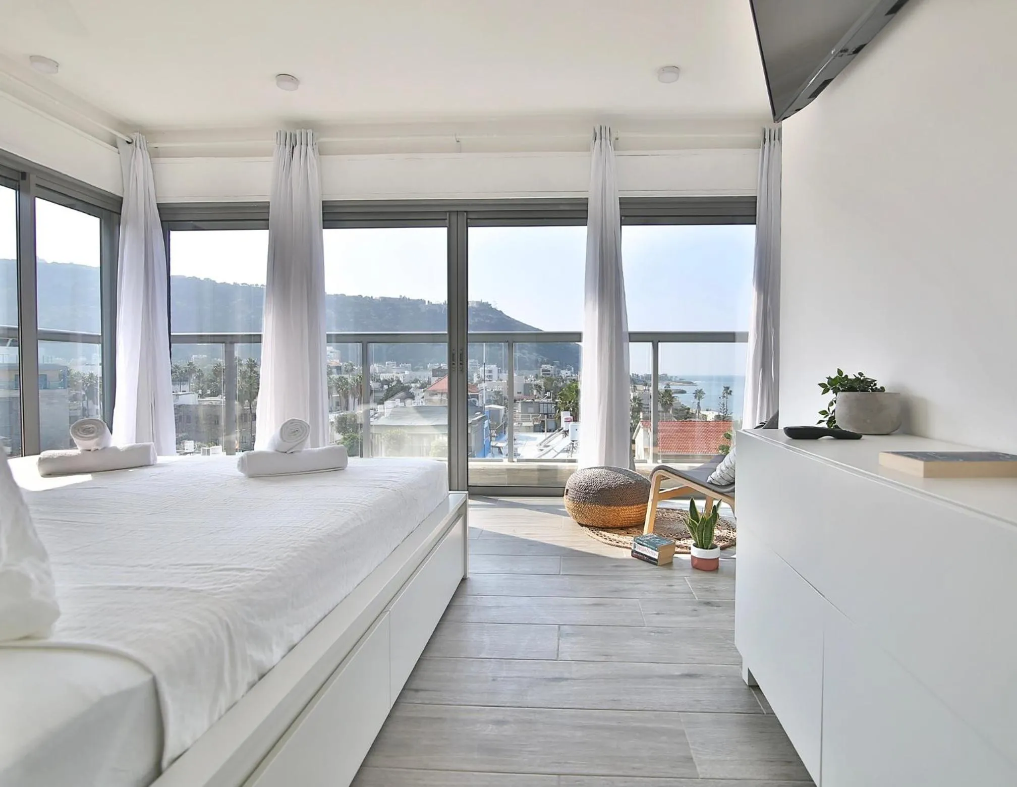 Bed in Bat-Galim Beach Apartment