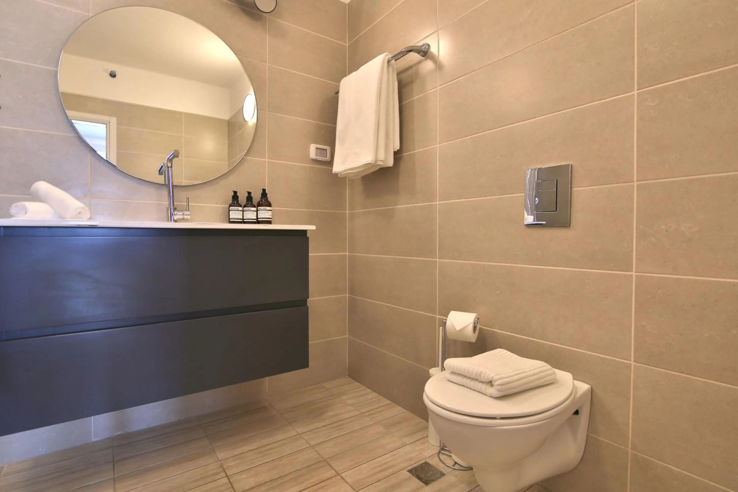 Shower in Bat-Galim Beach Apartment