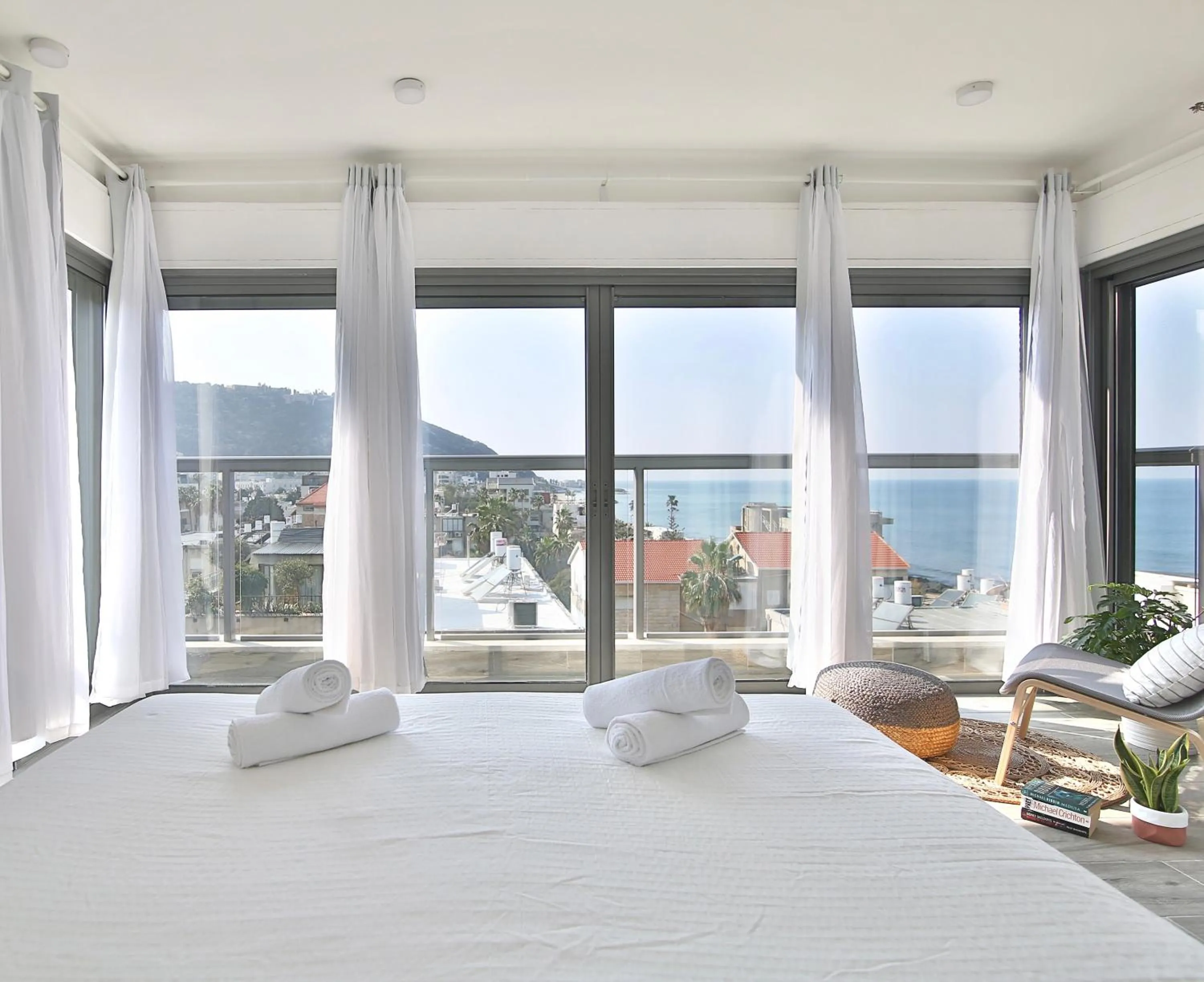 Bed in Bat-Galim Beach Apartment