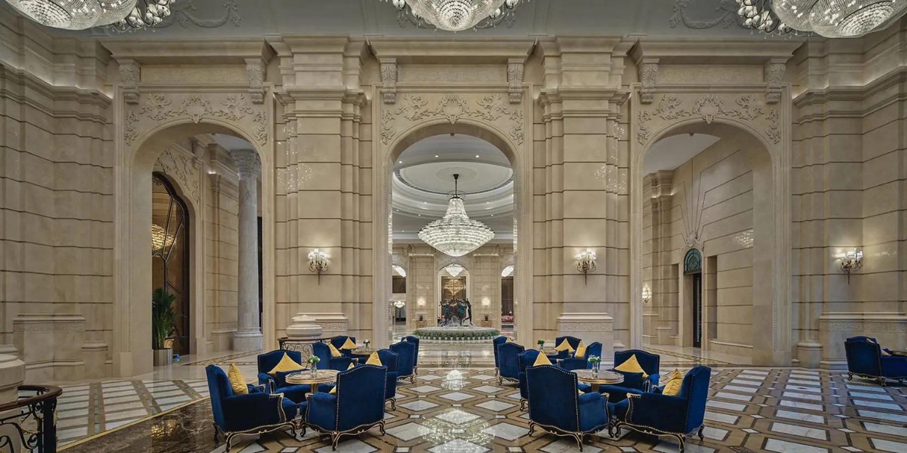 Lounge or bar in Crowne Plaza Dongying by IHG