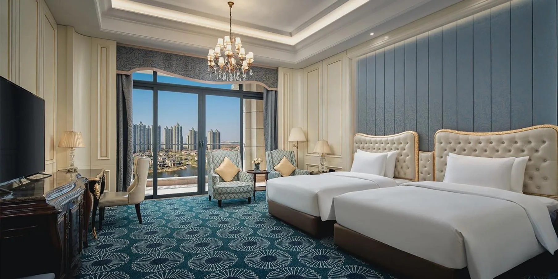 Photo of the whole room, Bed in Crowne Plaza Dongying by IHG