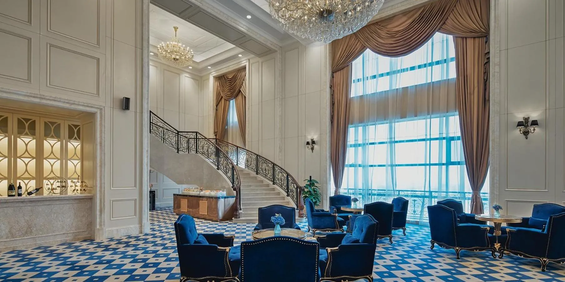 Lounge or bar in Crowne Plaza Dongying by IHG