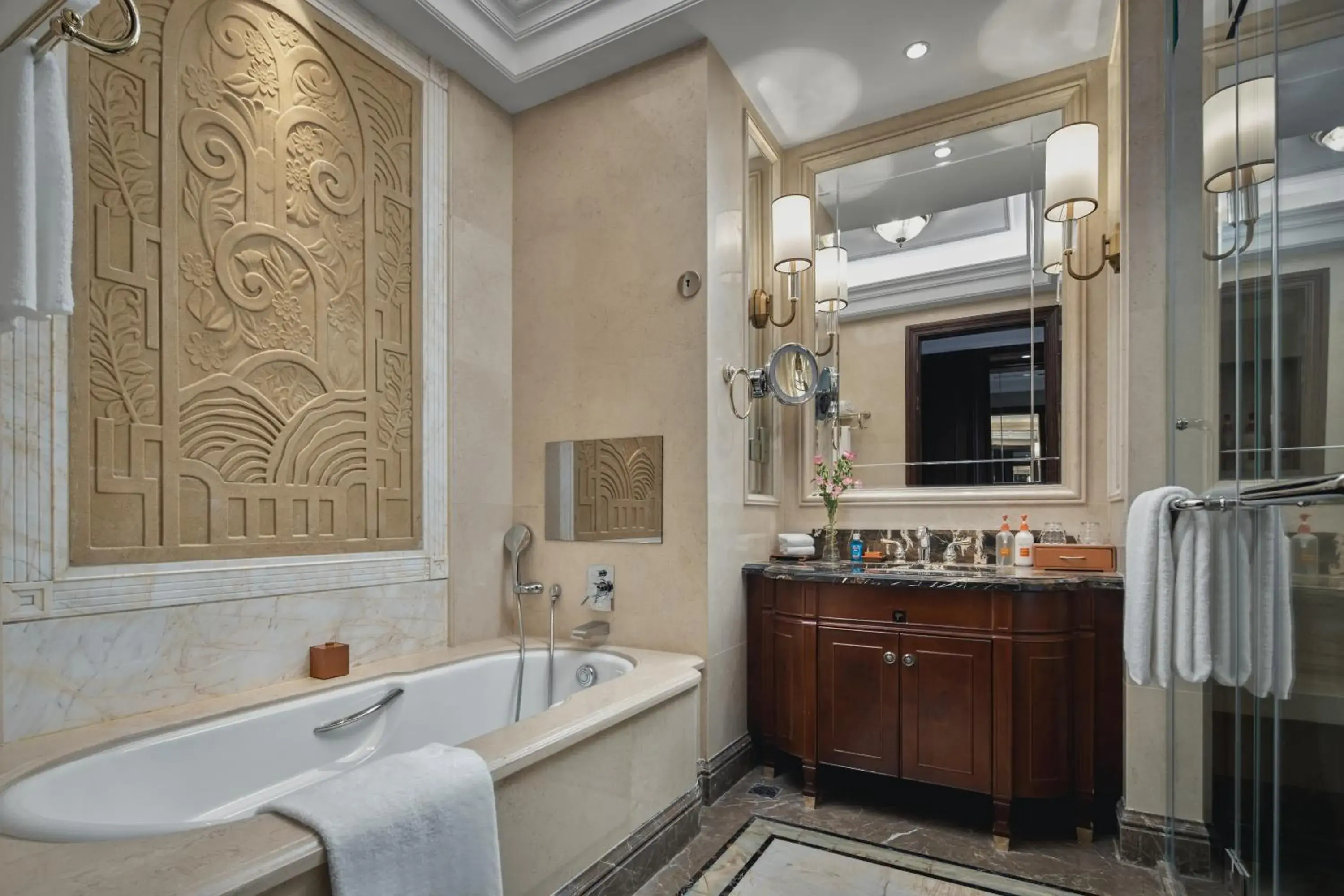 One-Bedroom King Suite with Lake View in Crowne Plaza Dongying by IHG One-Bedroom King Suite with Lake View in Crowne Plaza Dongying by IHG