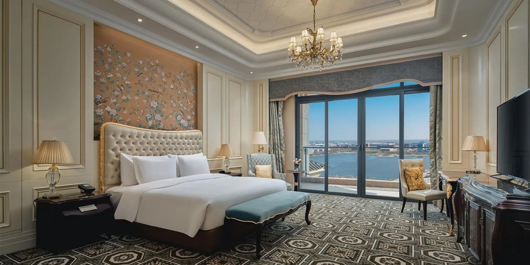 Photo of the whole room, Bed in Crowne Plaza Dongying by IHG