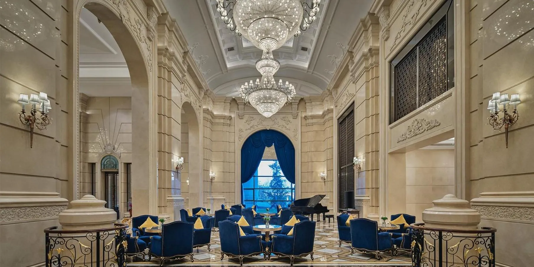 Lounge or bar in Crowne Plaza Dongying by IHG