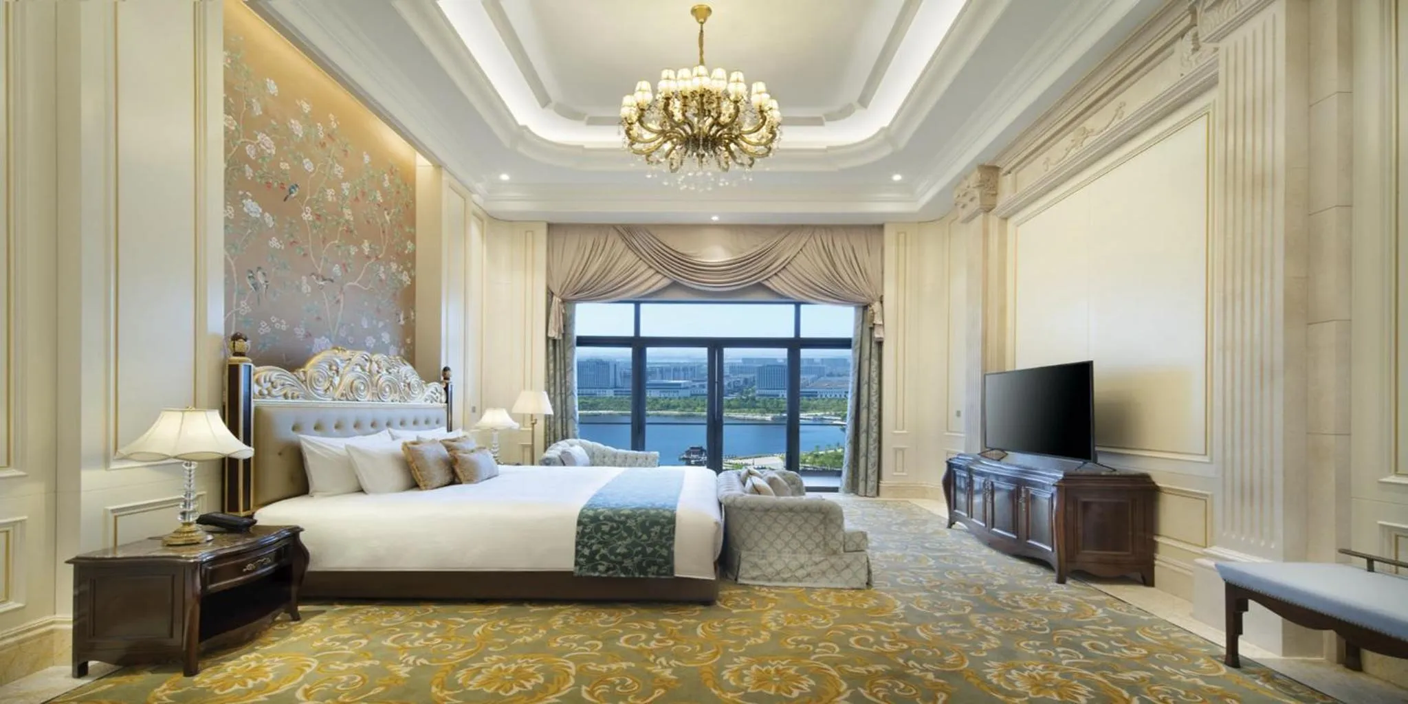 Photo of the whole room, Bed in Crowne Plaza Dongying by IHG