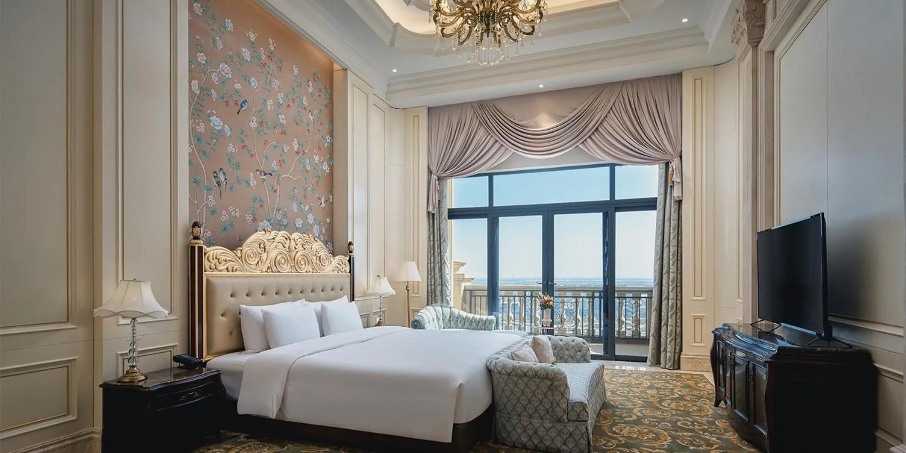 Photo of the whole room, Bed in Crowne Plaza Dongying by IHG