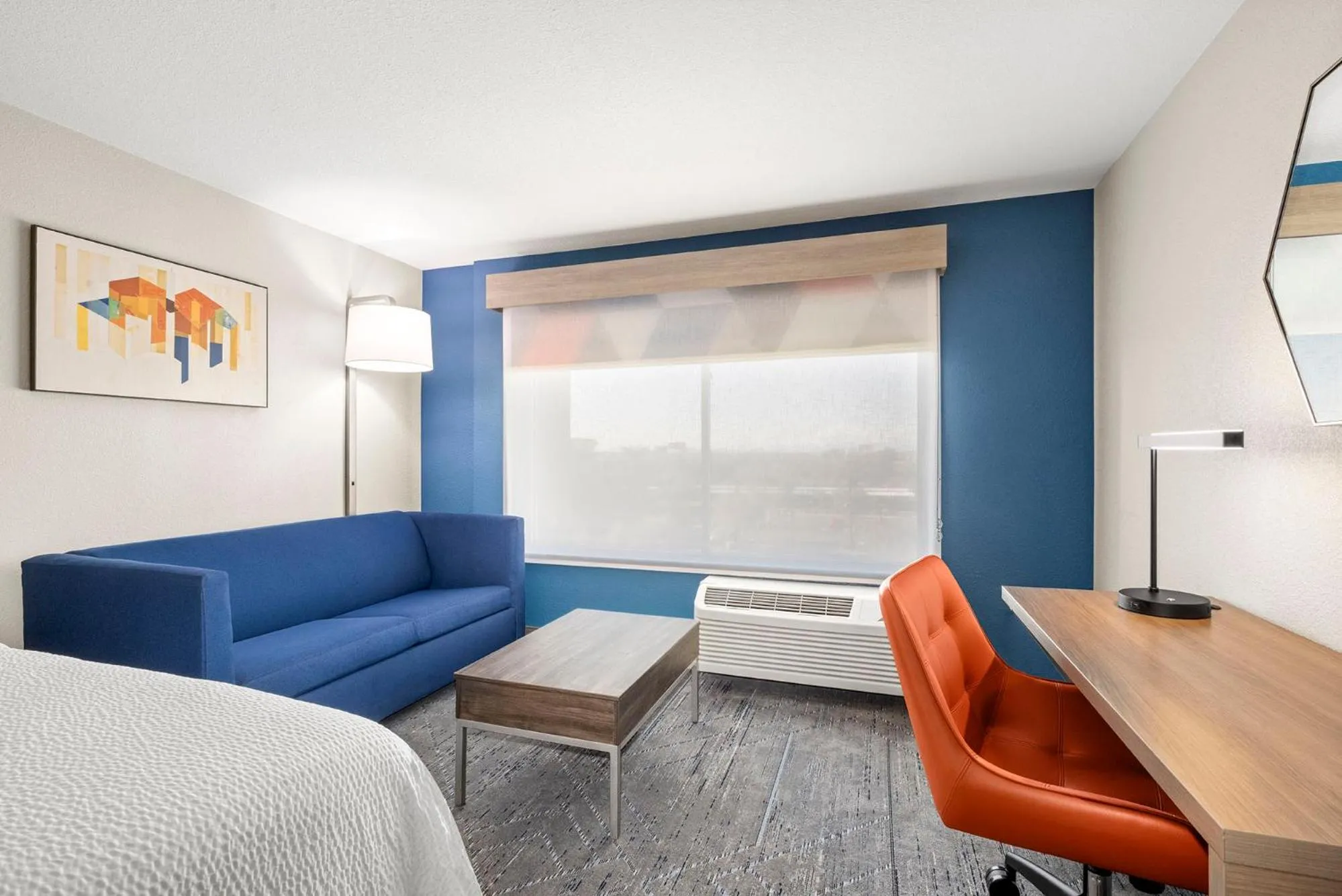 Seating area, Bed in Holiday Inn Express & Suites - Phoenix West - Tolleson