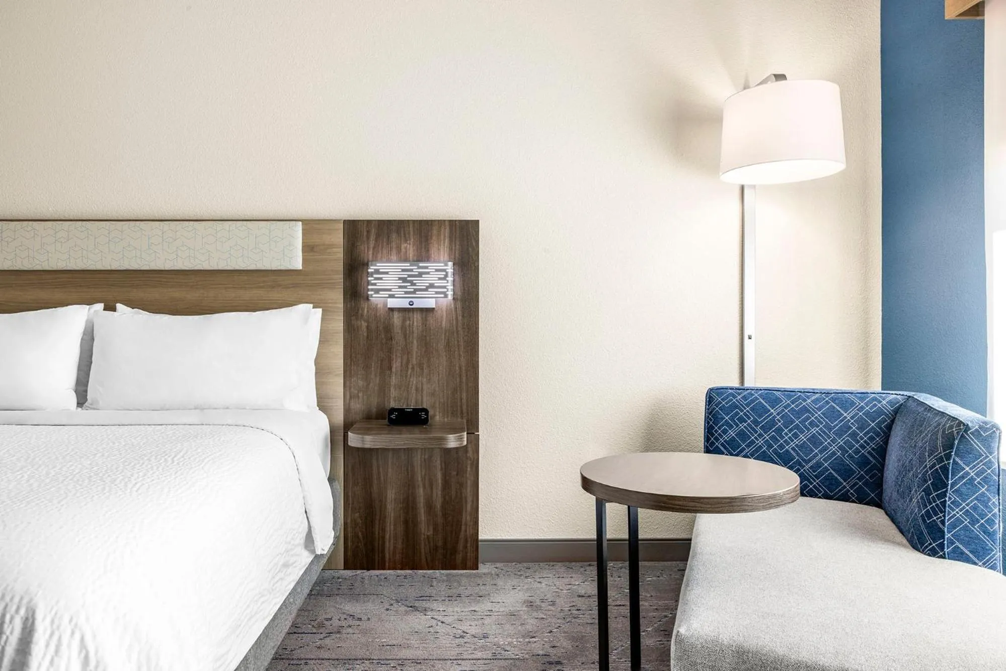 Seating area, Bed in Holiday Inn Express & Suites - Phoenix West - Tolleson