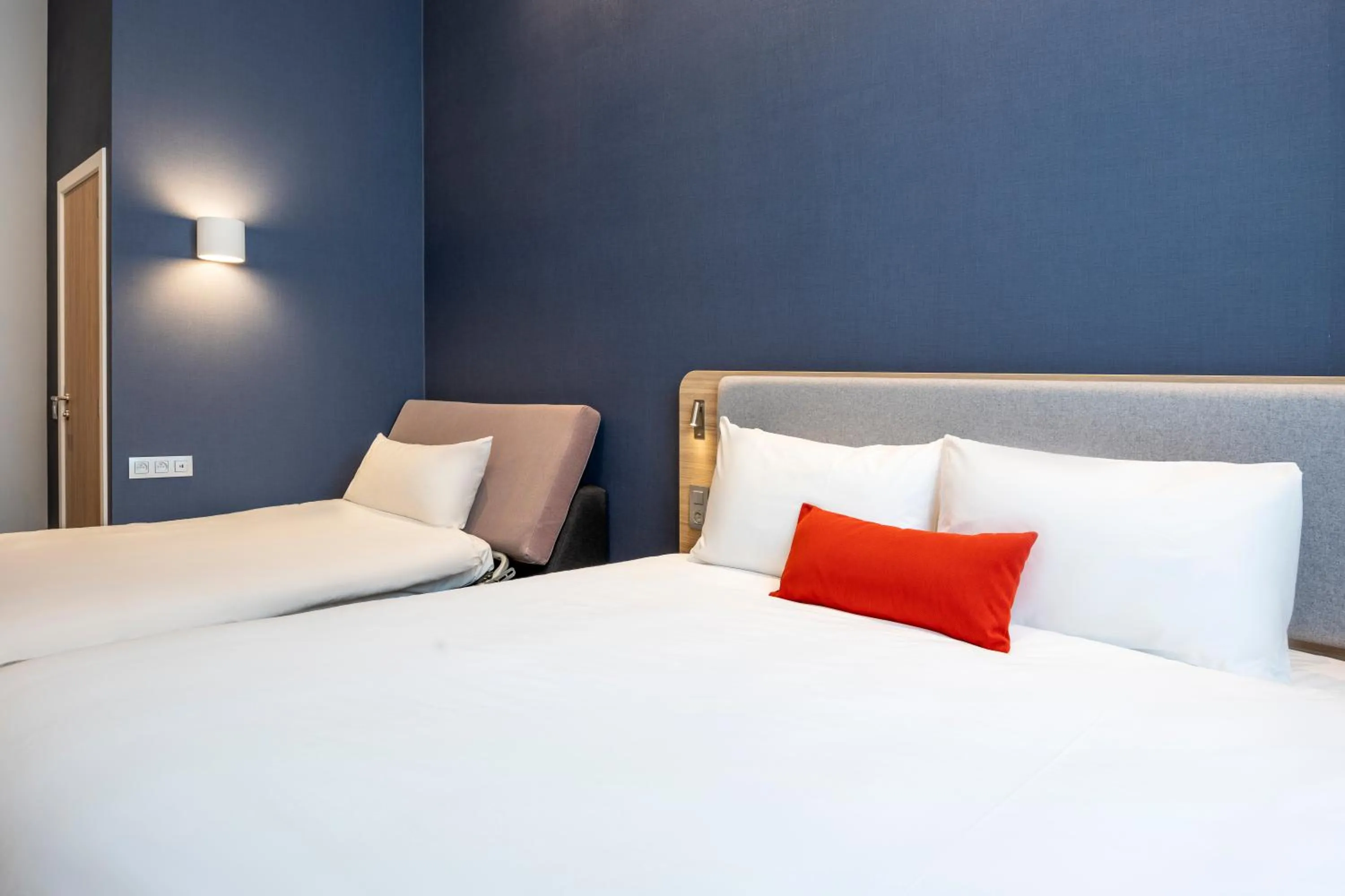 Bedroom, Bed in Holiday Inn Express Antwerp - City Centre by IHG