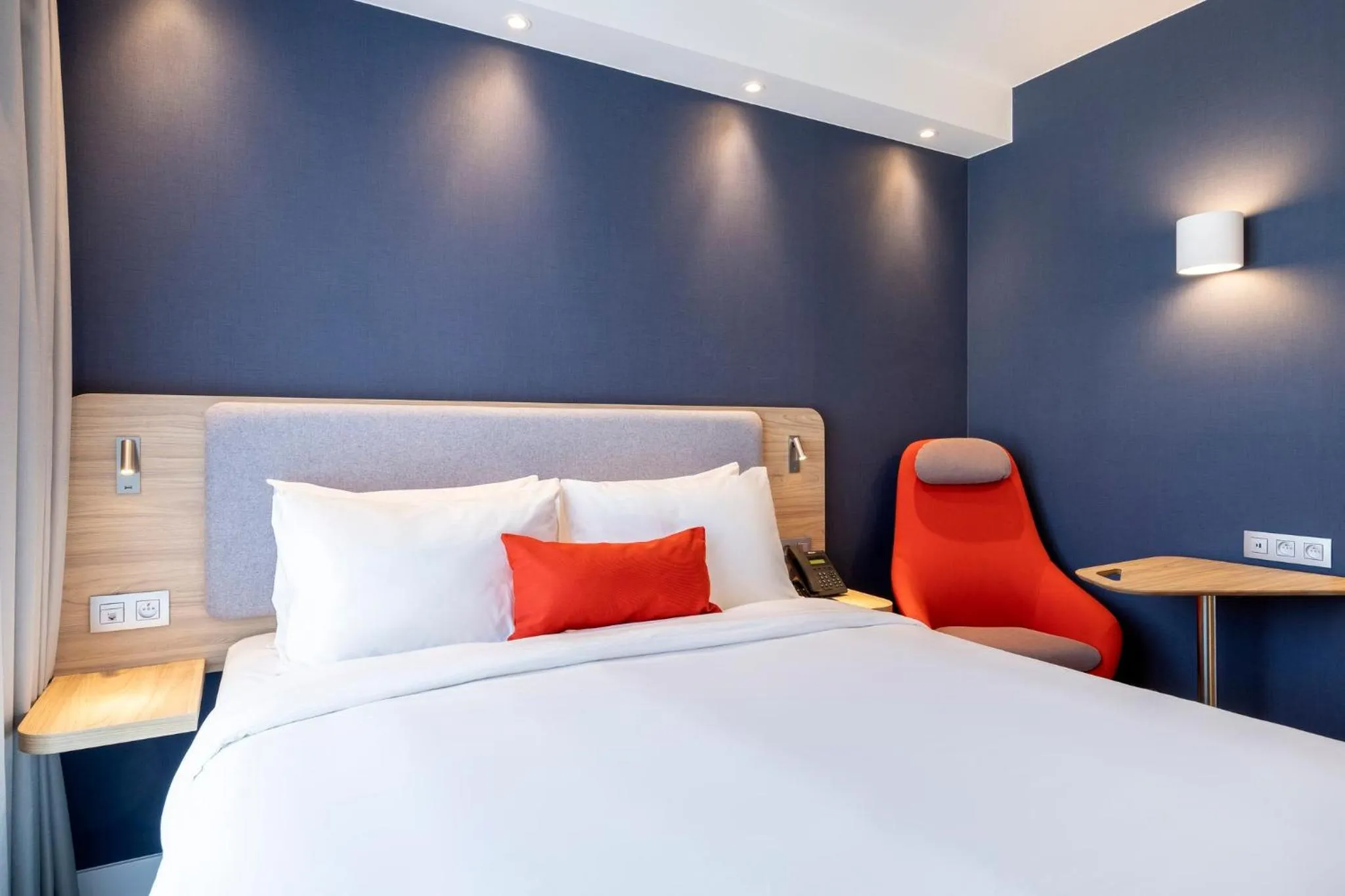 Photo of the whole room, Bed in Holiday Inn Express Antwerp - City Centre by IHG
