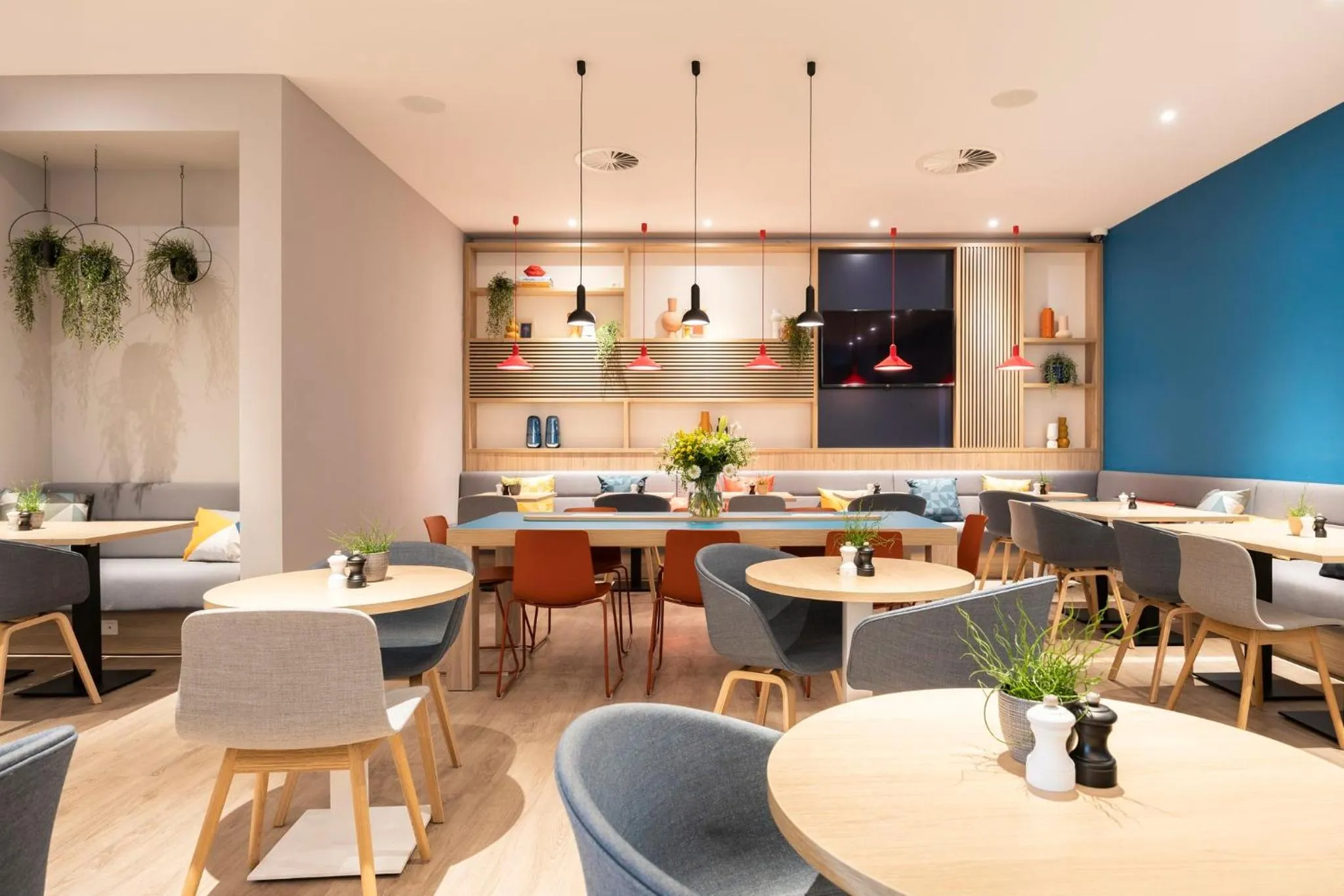 Restaurant/places to eat in Holiday Inn Express Antwerp - City Centre by IHG