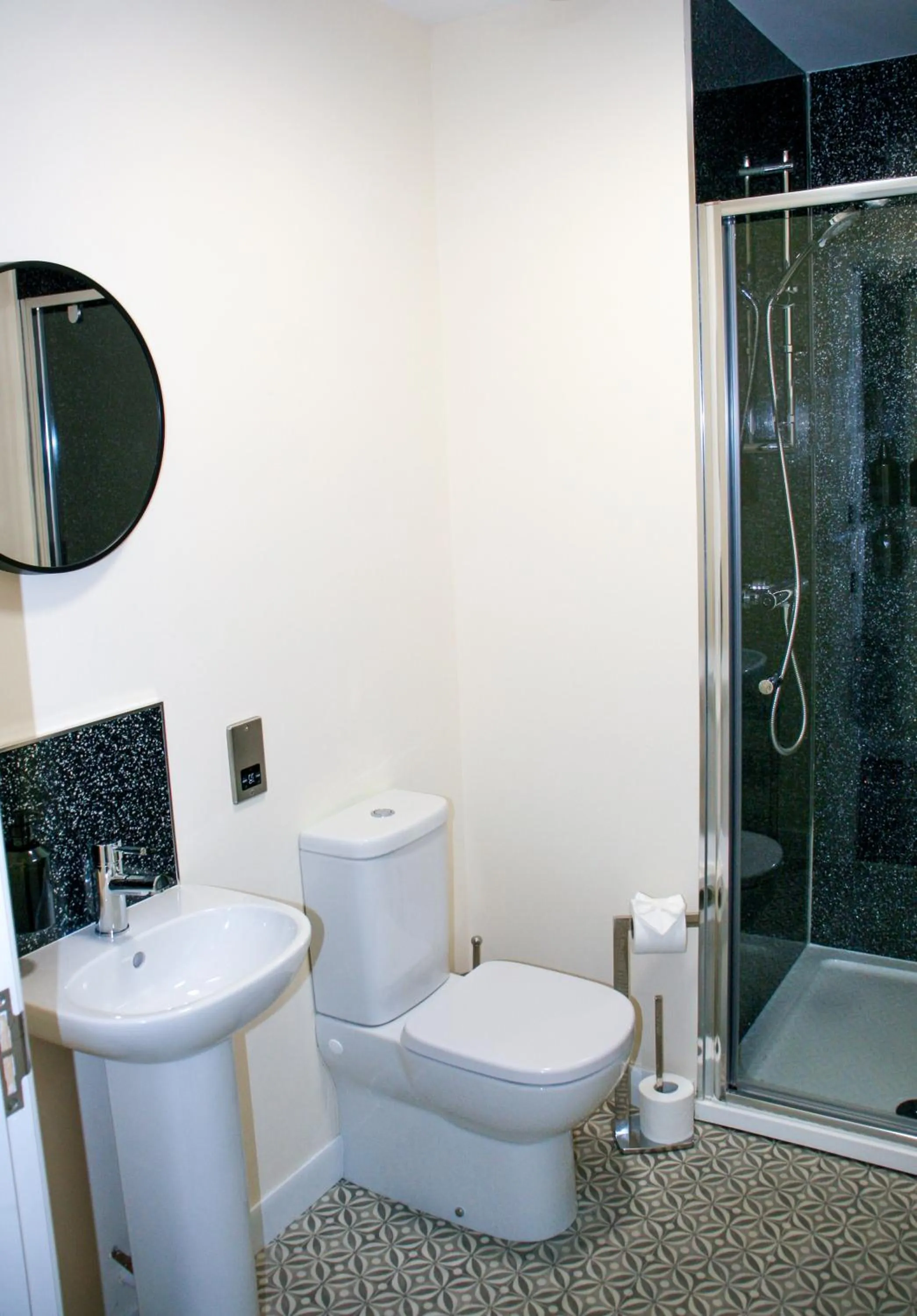 Shower in Loch Ness Gate House