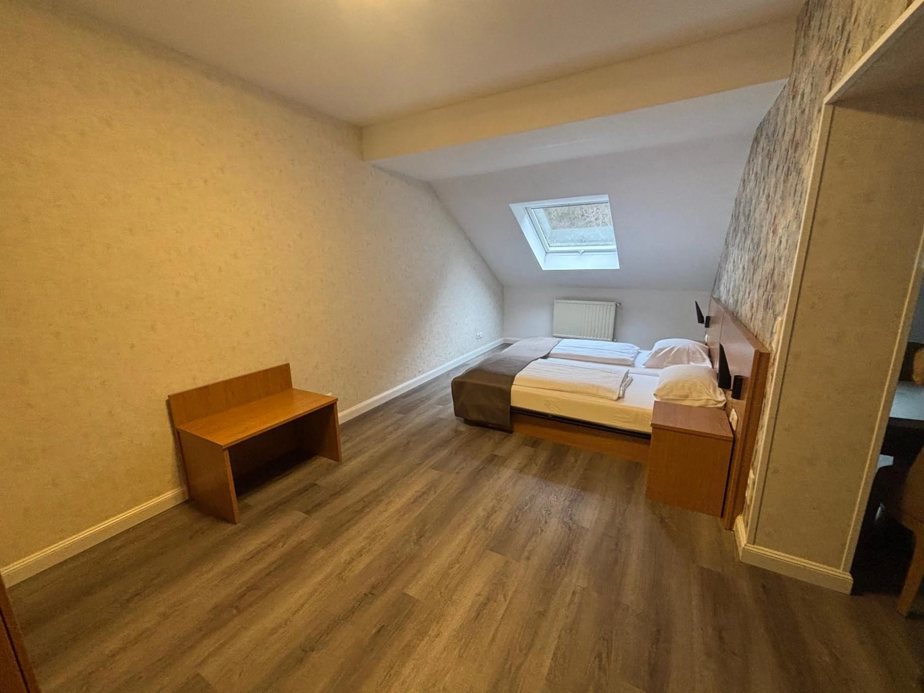 Bedroom, Bed in Hotel Schlangenbader Hof