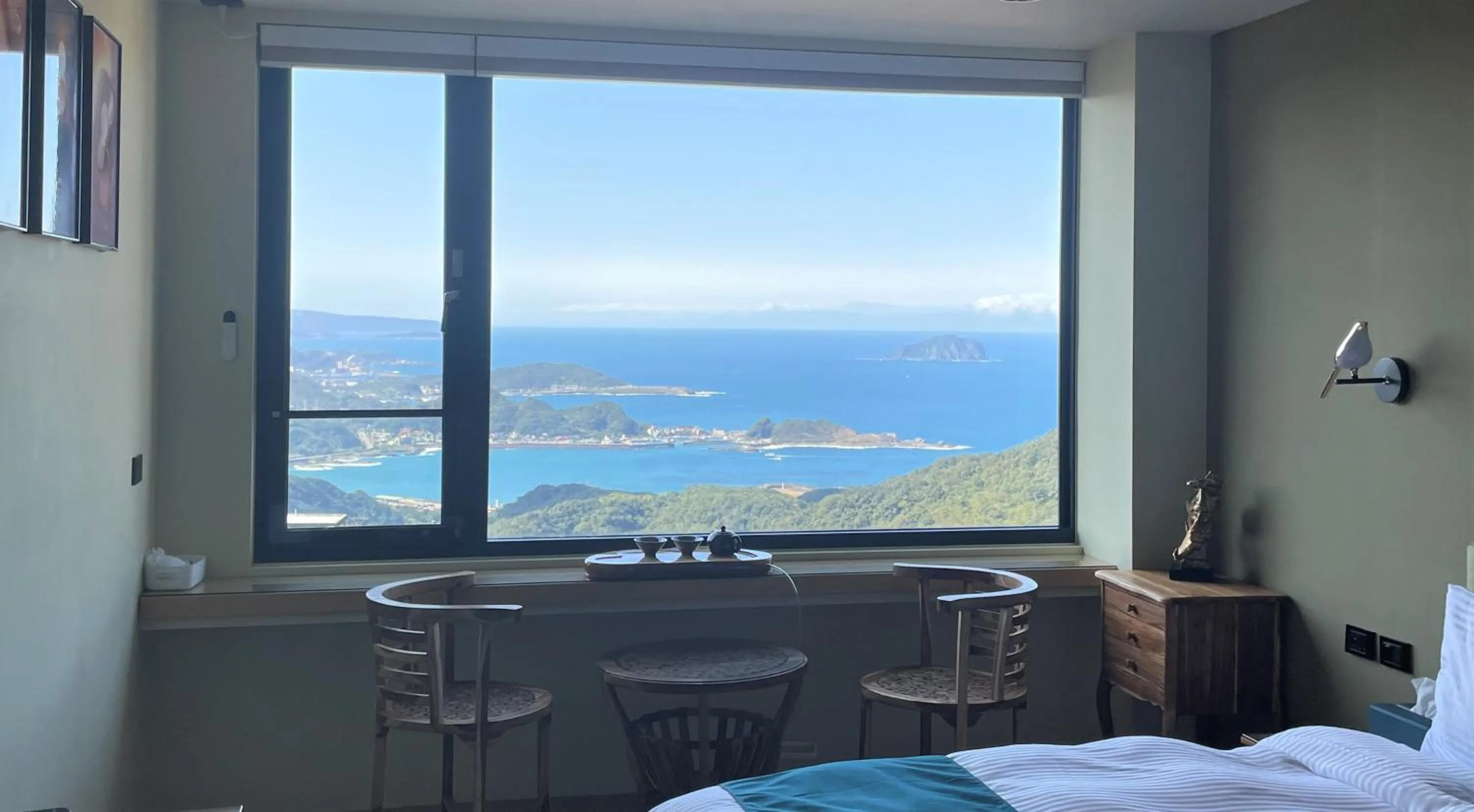 Photo of the whole room, Bed in 95 Pavilion