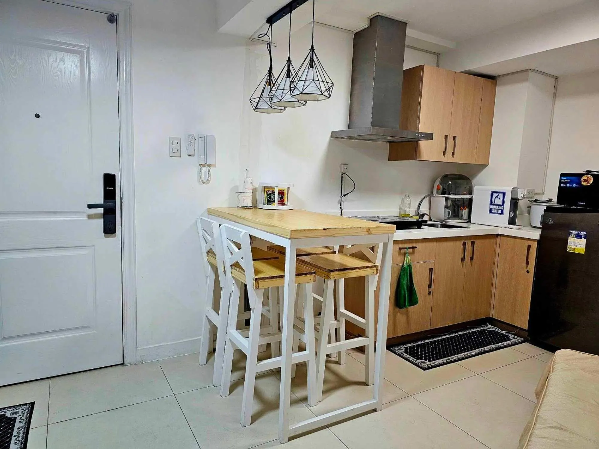 Kitchen or kitchenette in Acellyne's Suites at The Residences at Commonwealth by Century