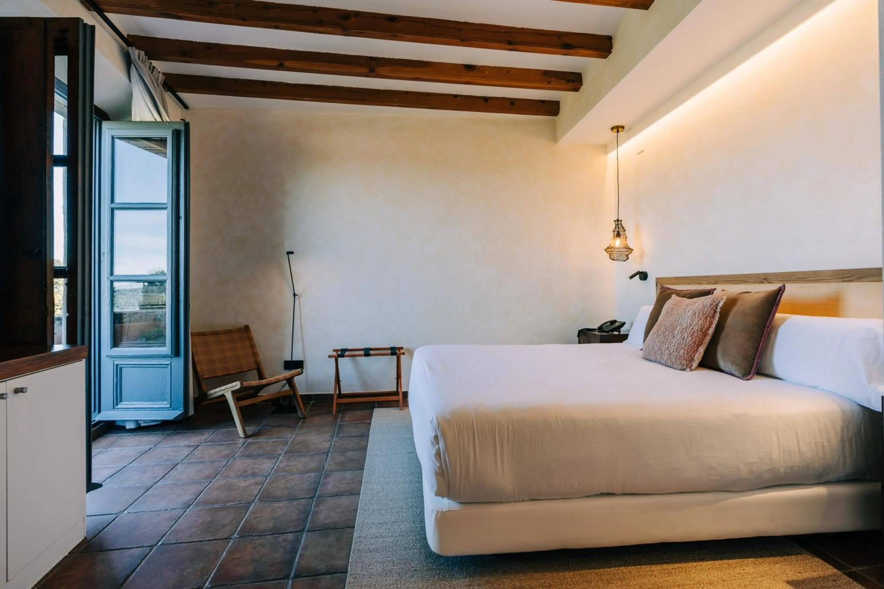 Photo of the whole room, Bed in Gran Claustre Boutique Hotel