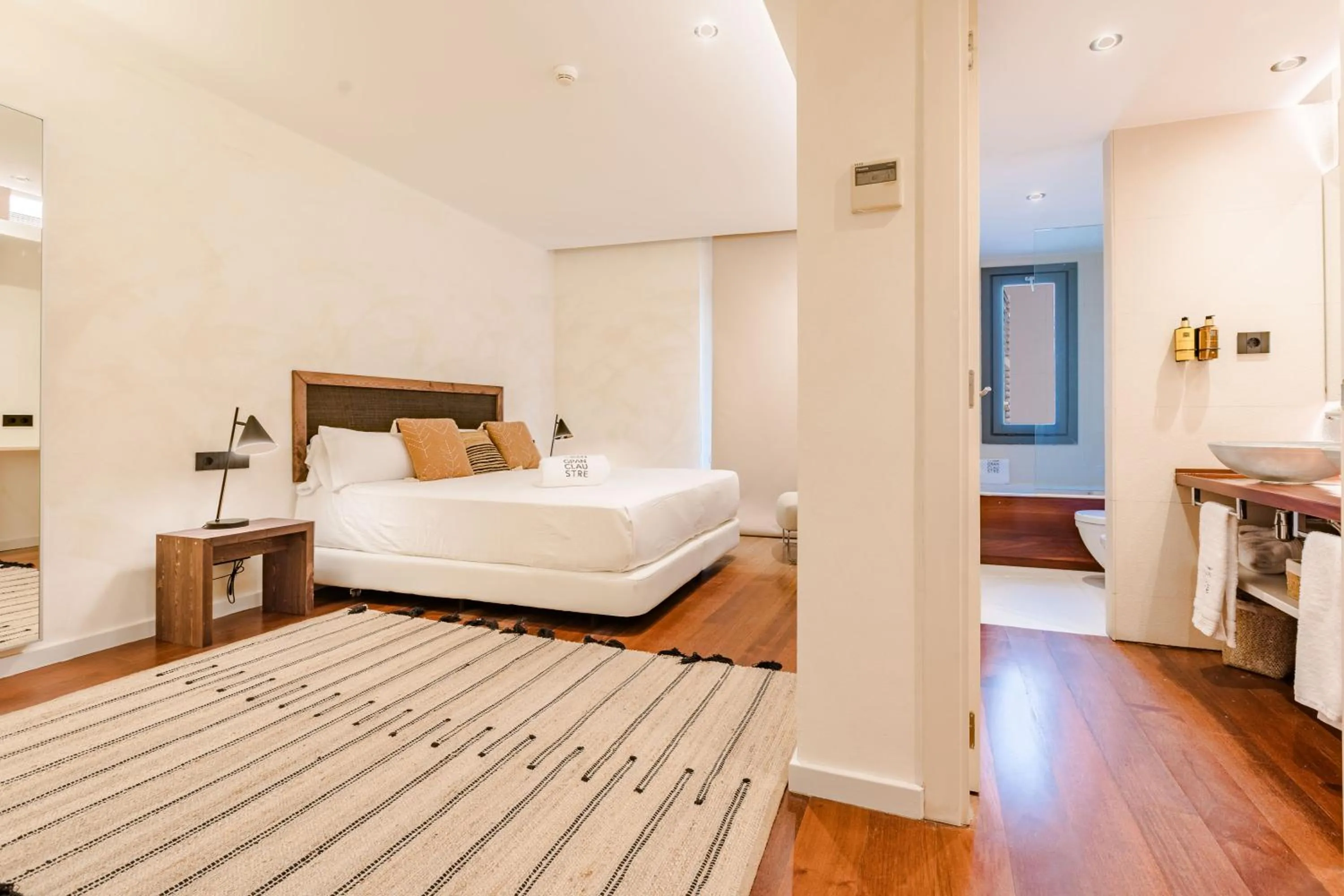 Photo of the whole room, Bed in Gran Claustre Boutique Hotel