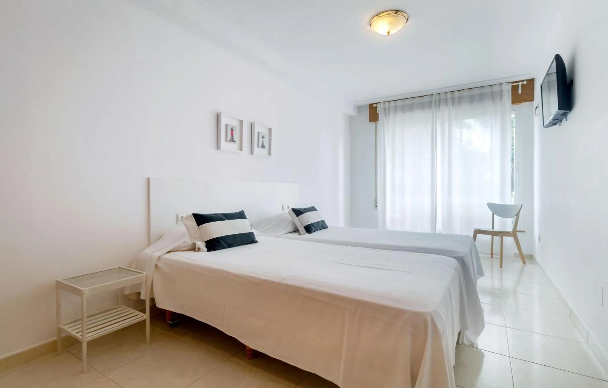 Photo of the whole room, Bed in Duerming Park Viveiro