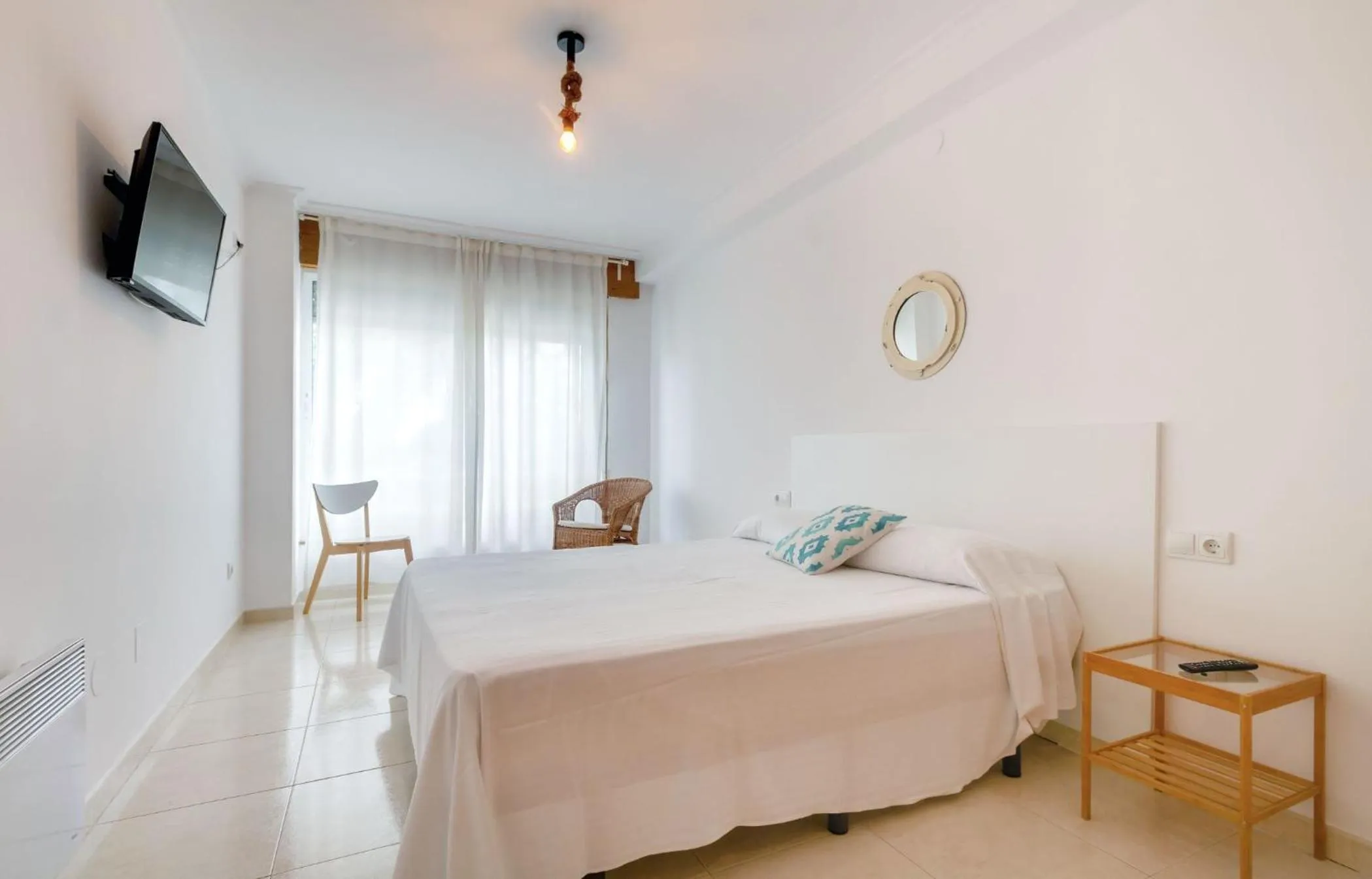 Photo of the whole room, Bed in Duerming Park Viveiro