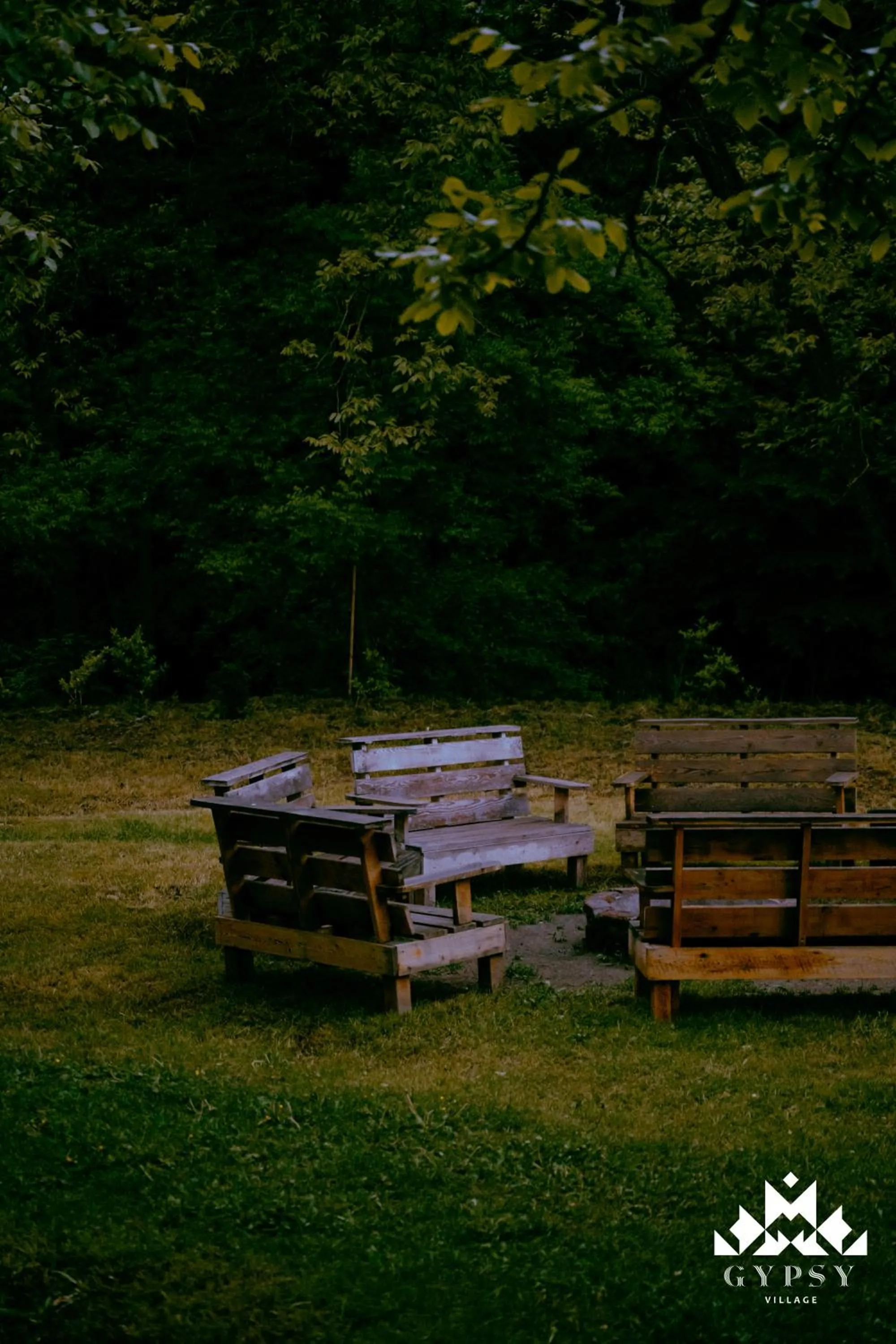 Communal lounge/ TV room in Gipsy Village Park Hotel