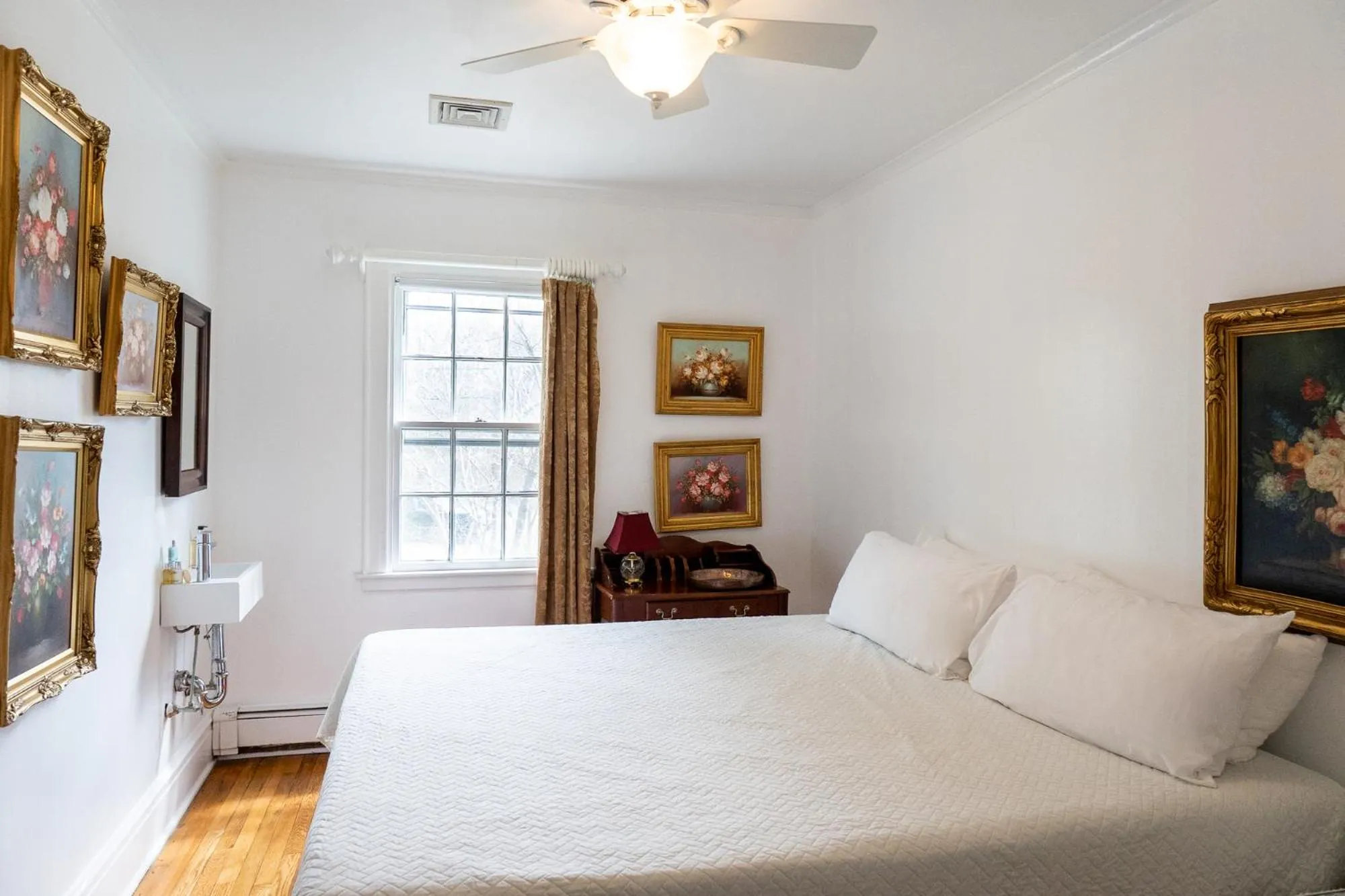 Bed in Rams Head Inn