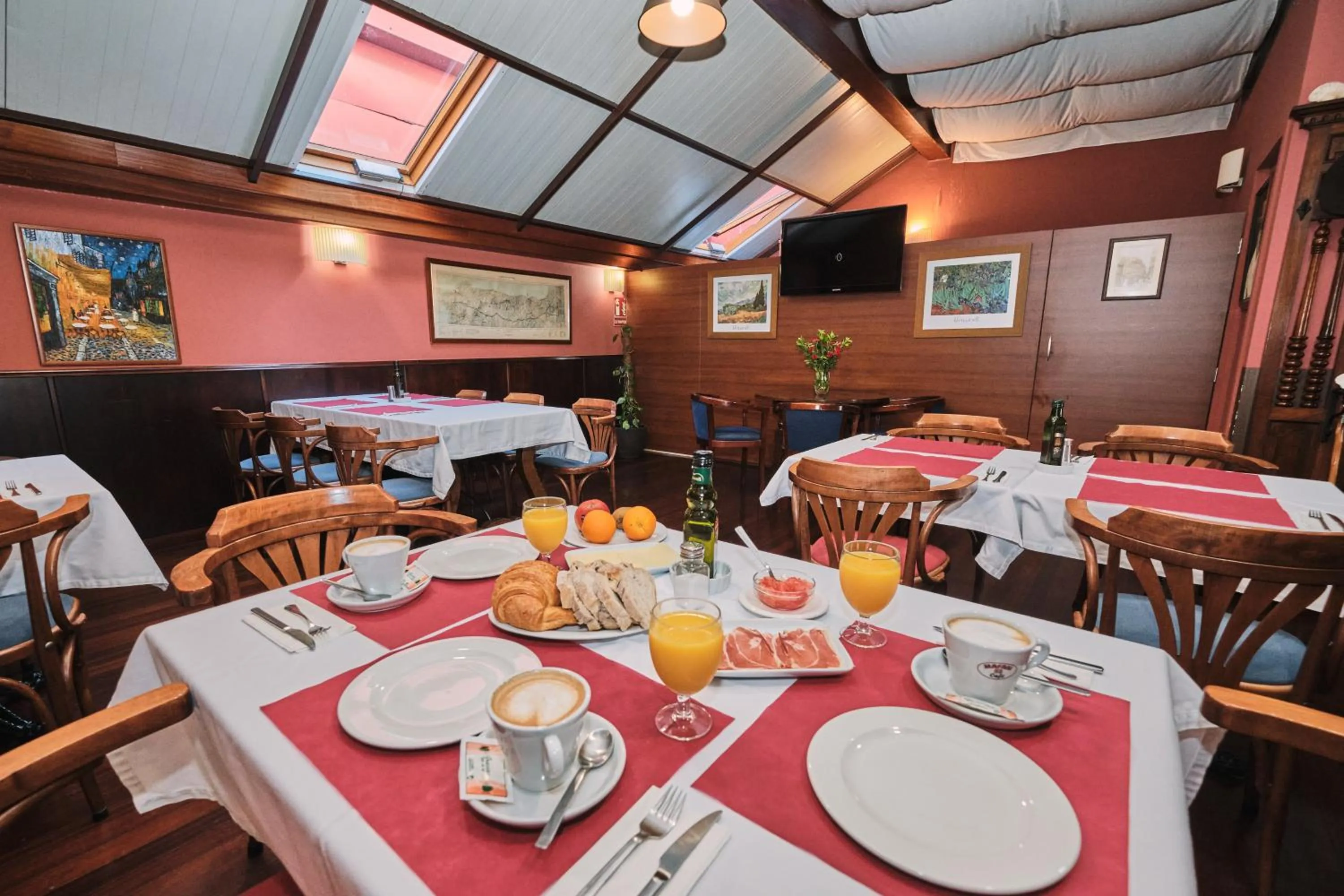 Restaurant/places to eat in Hotel Entrecercas