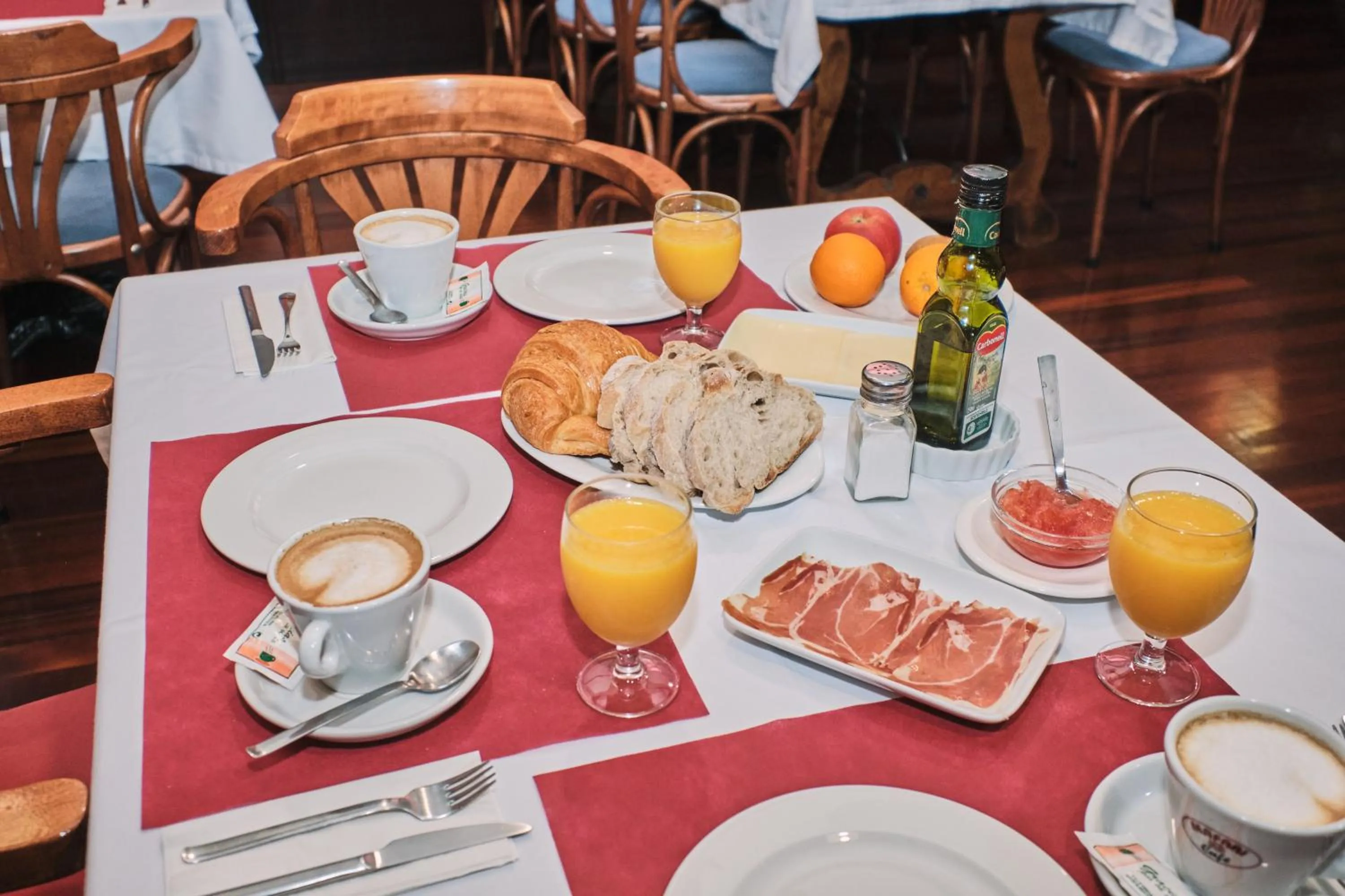 Continental breakfast in Hotel Entrecercas