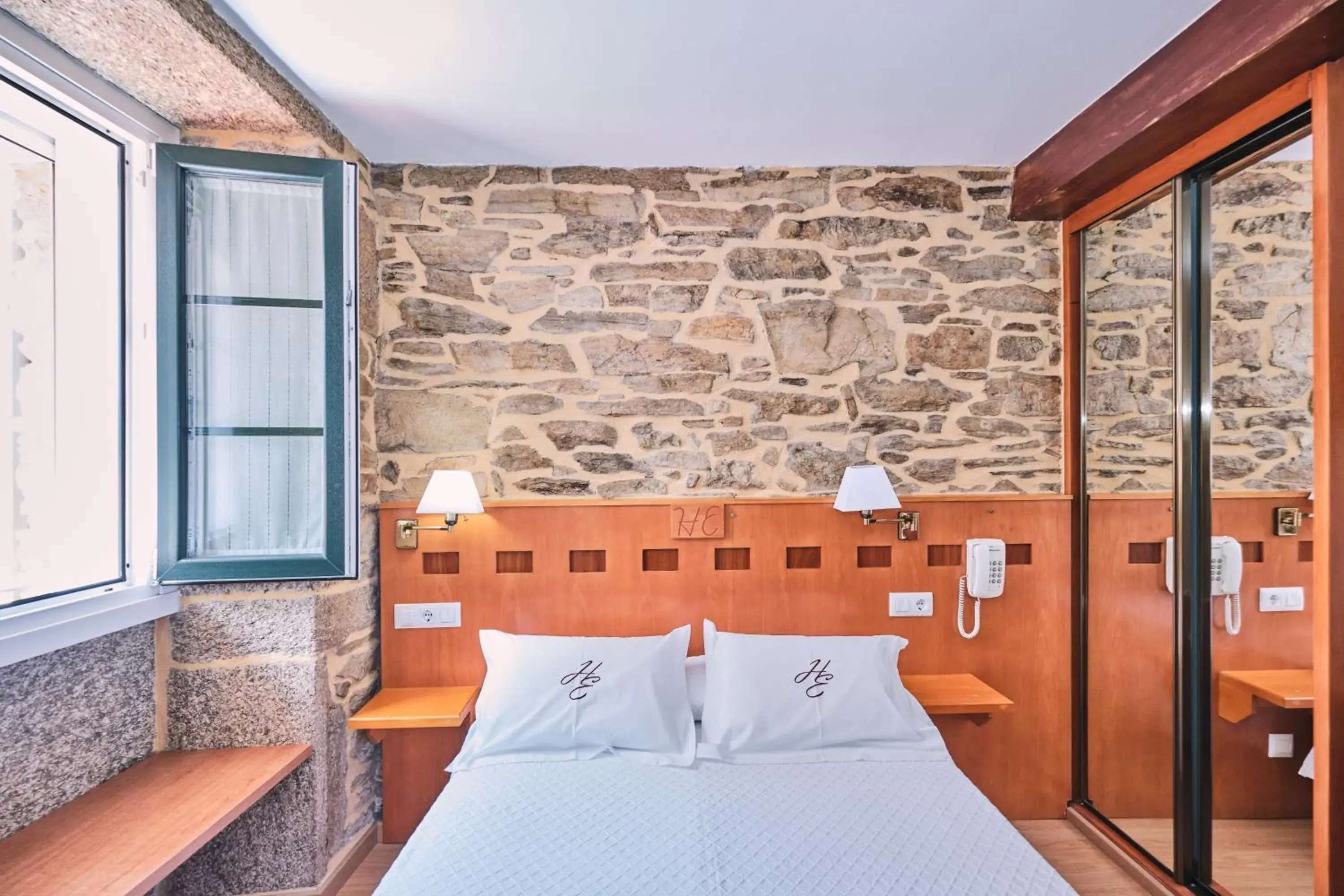 Twin Room in Hotel Entrecercas Twin Room in Hotel Entrecercas