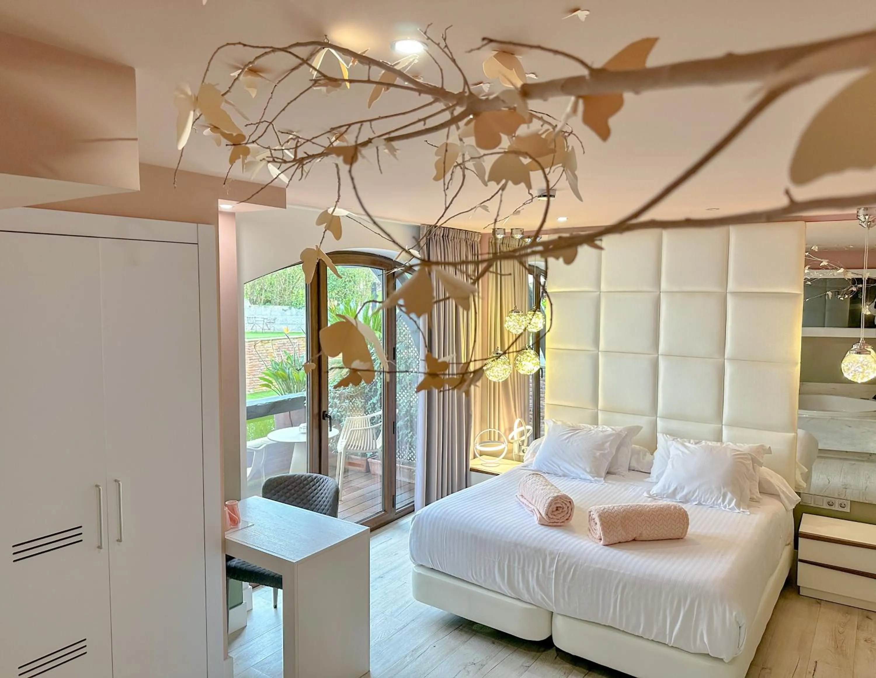 Balcony/Terrace, Bed in Hotel Cuevas - Adults Only