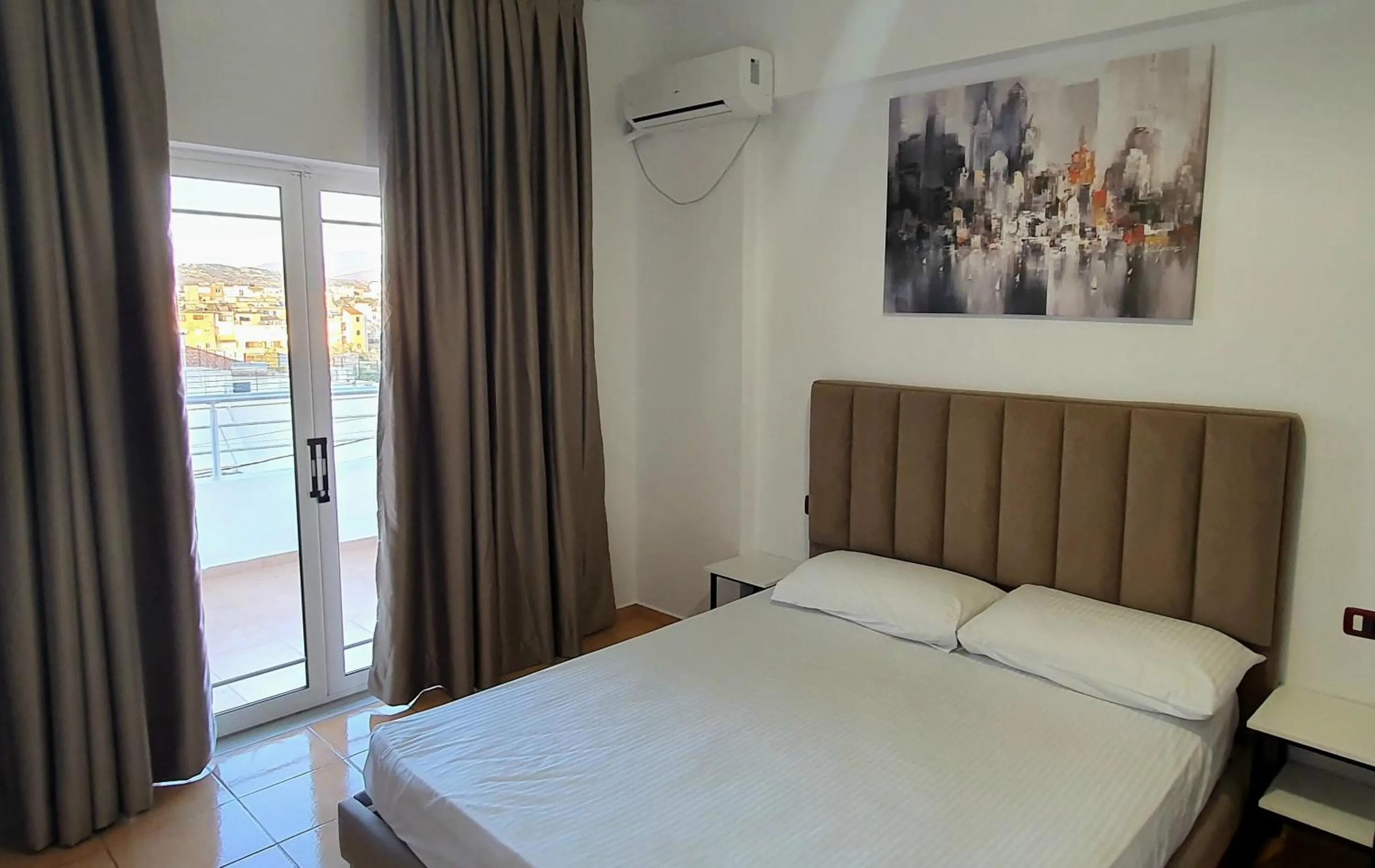 Bed in Hotel de Ksamil