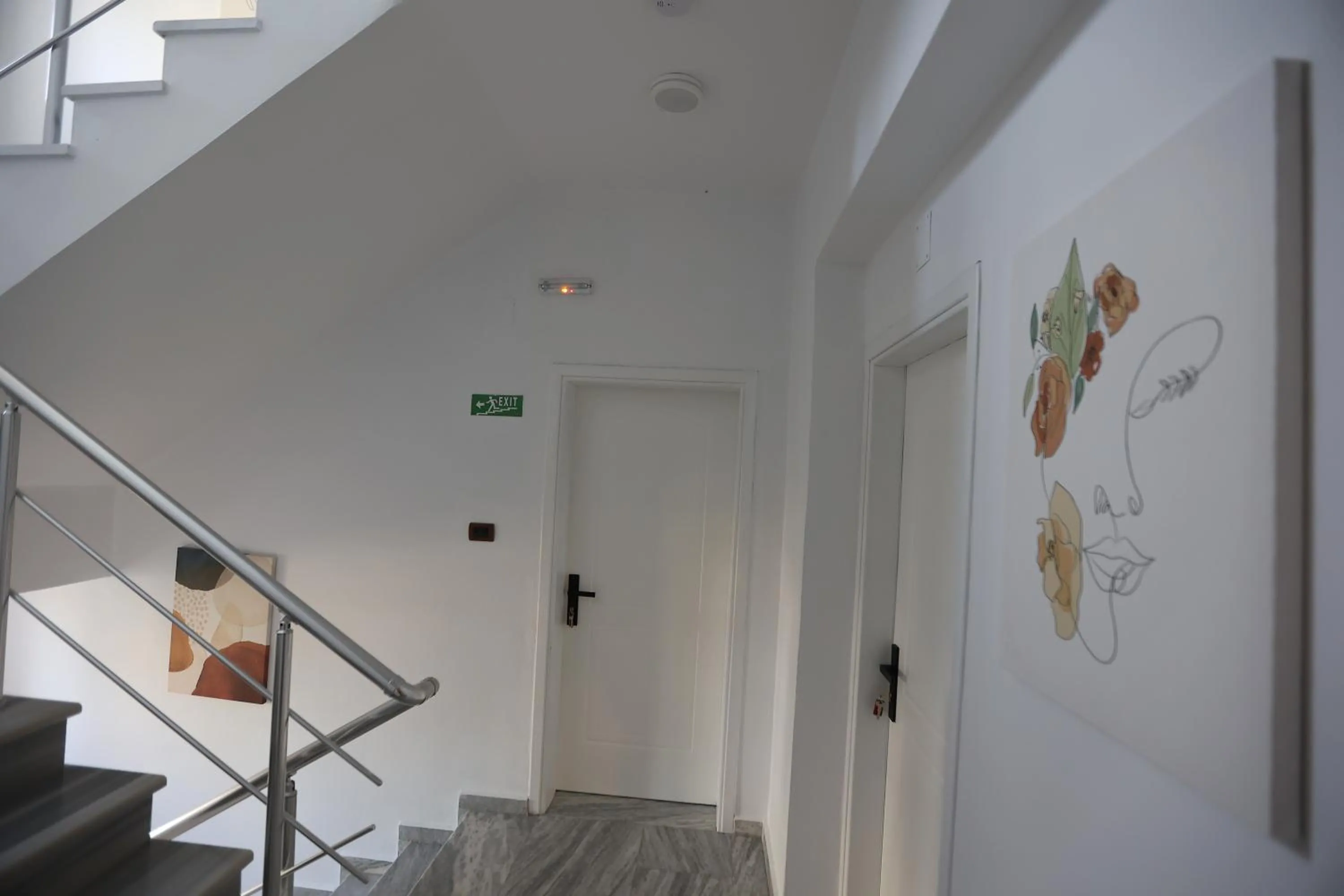 Text overlay in Hotel de Ksamil