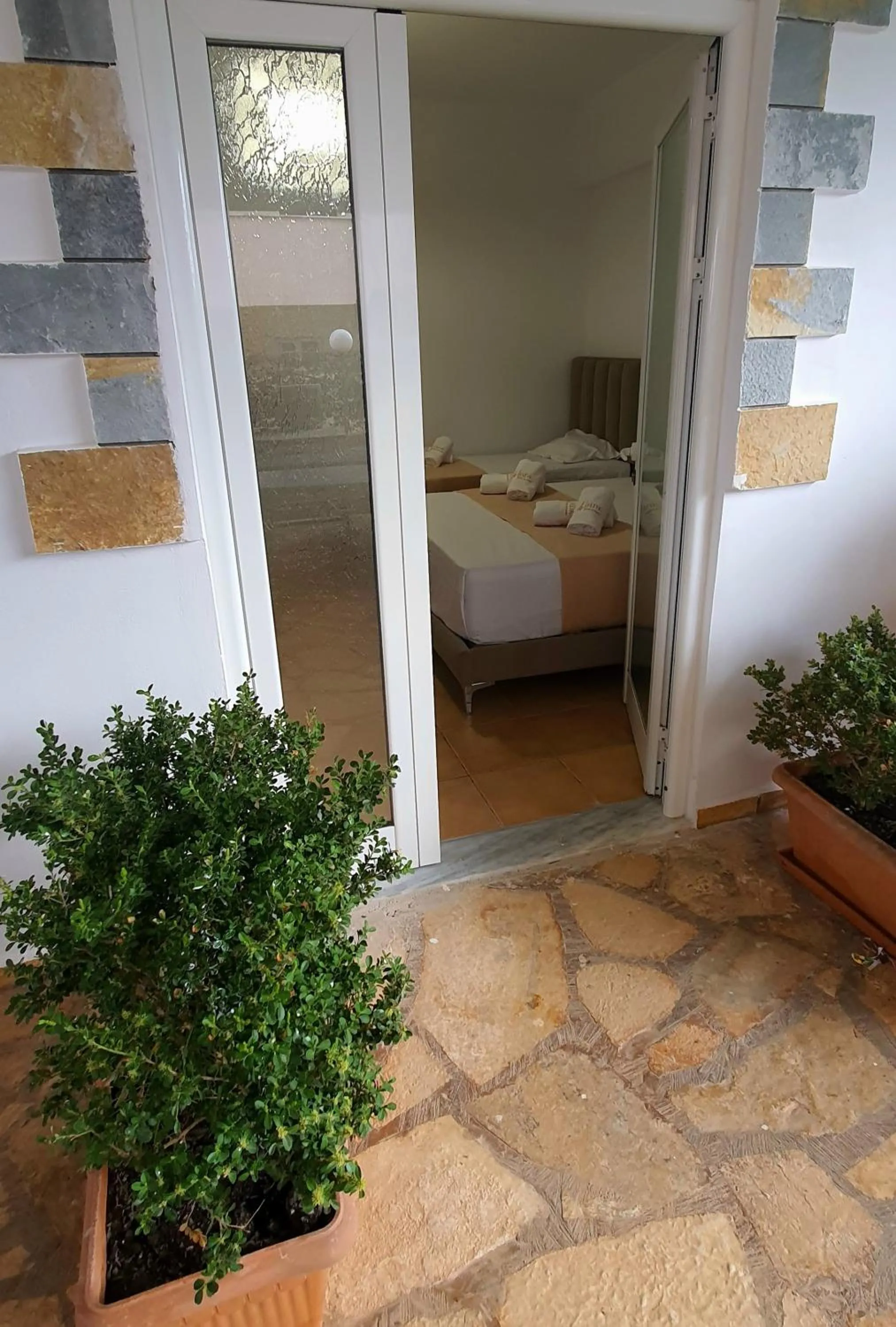 Property building, Bed in Hotel de Ksamil