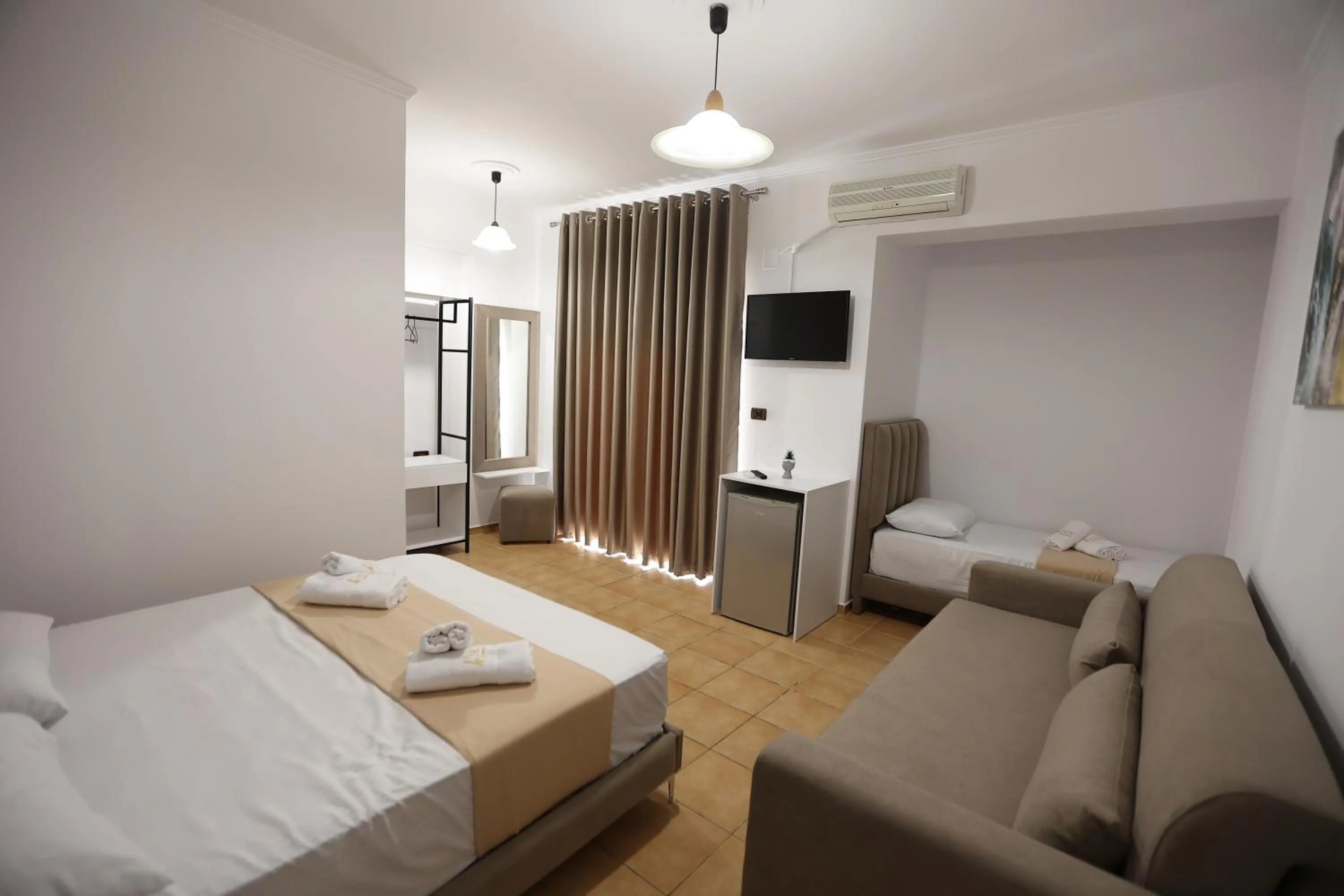 Bed in Hotel de Ksamil