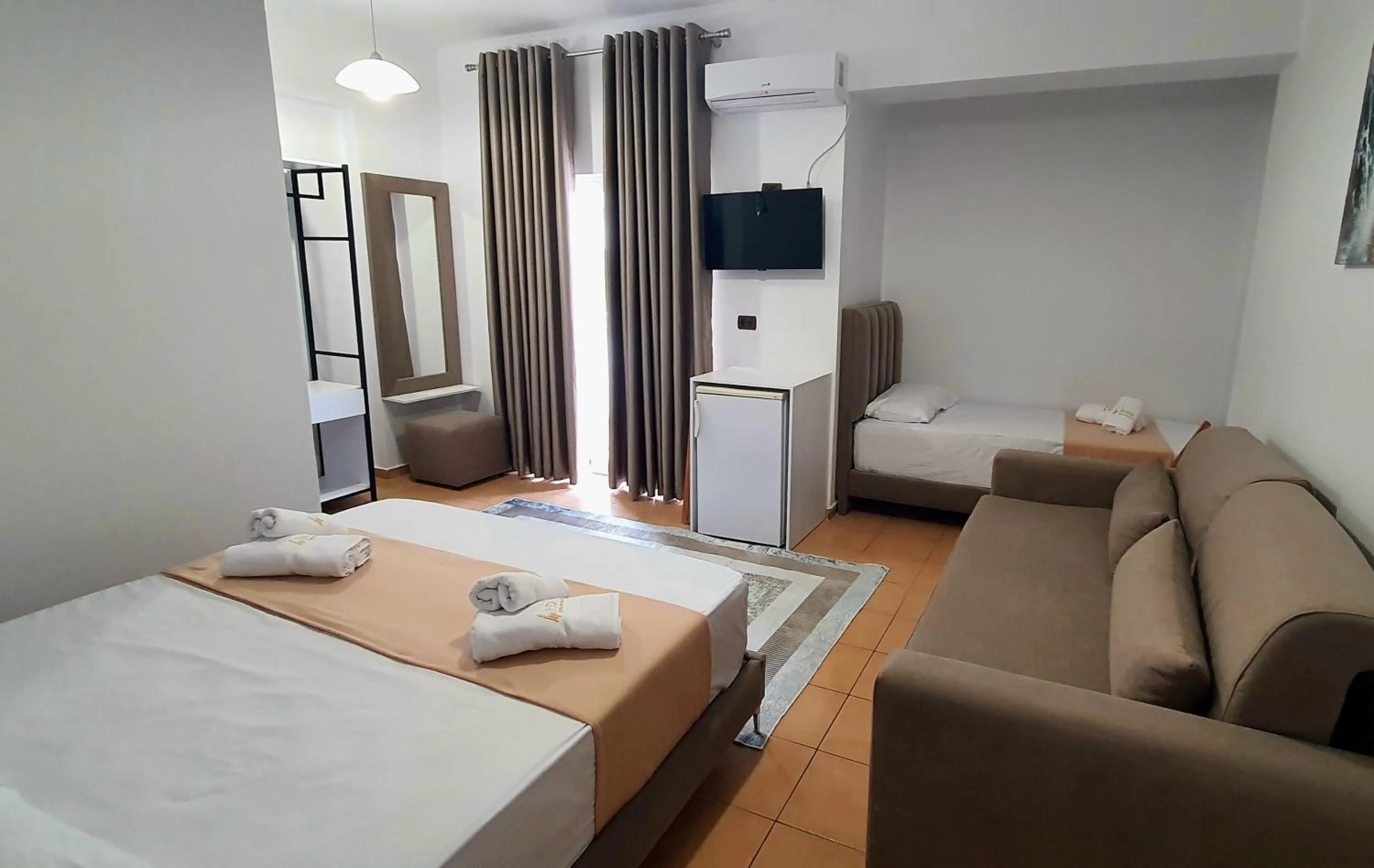 Bed in Hotel de Ksamil