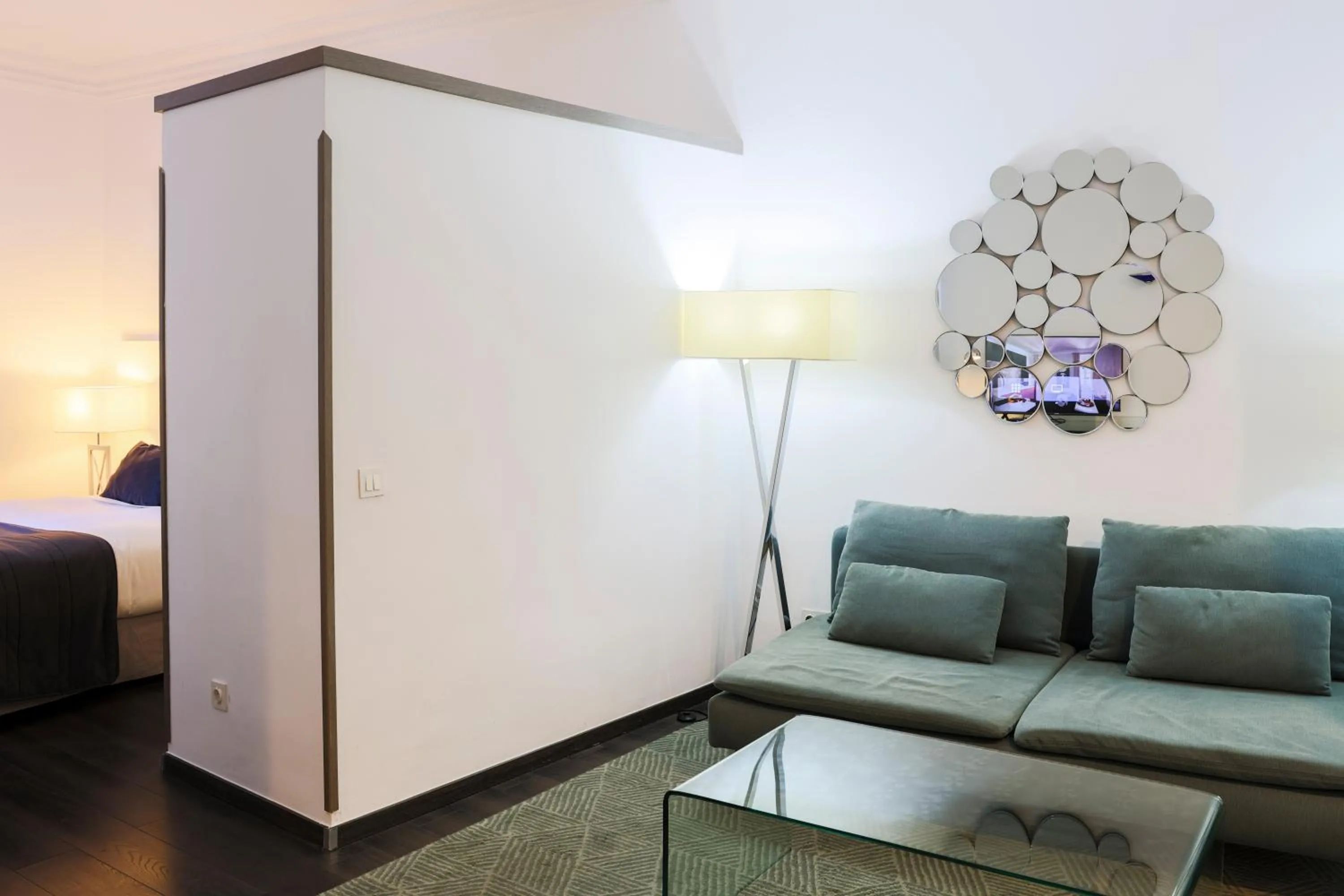 Photo of the whole room, Bed in Suite Prado