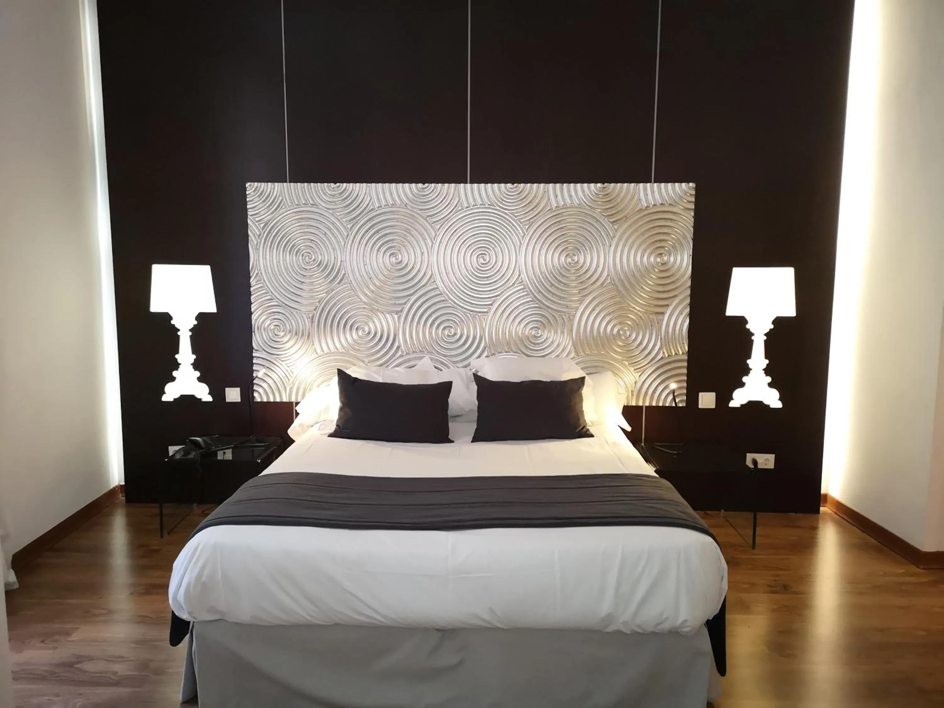 Photo of the whole room, Bed in Suite Prado