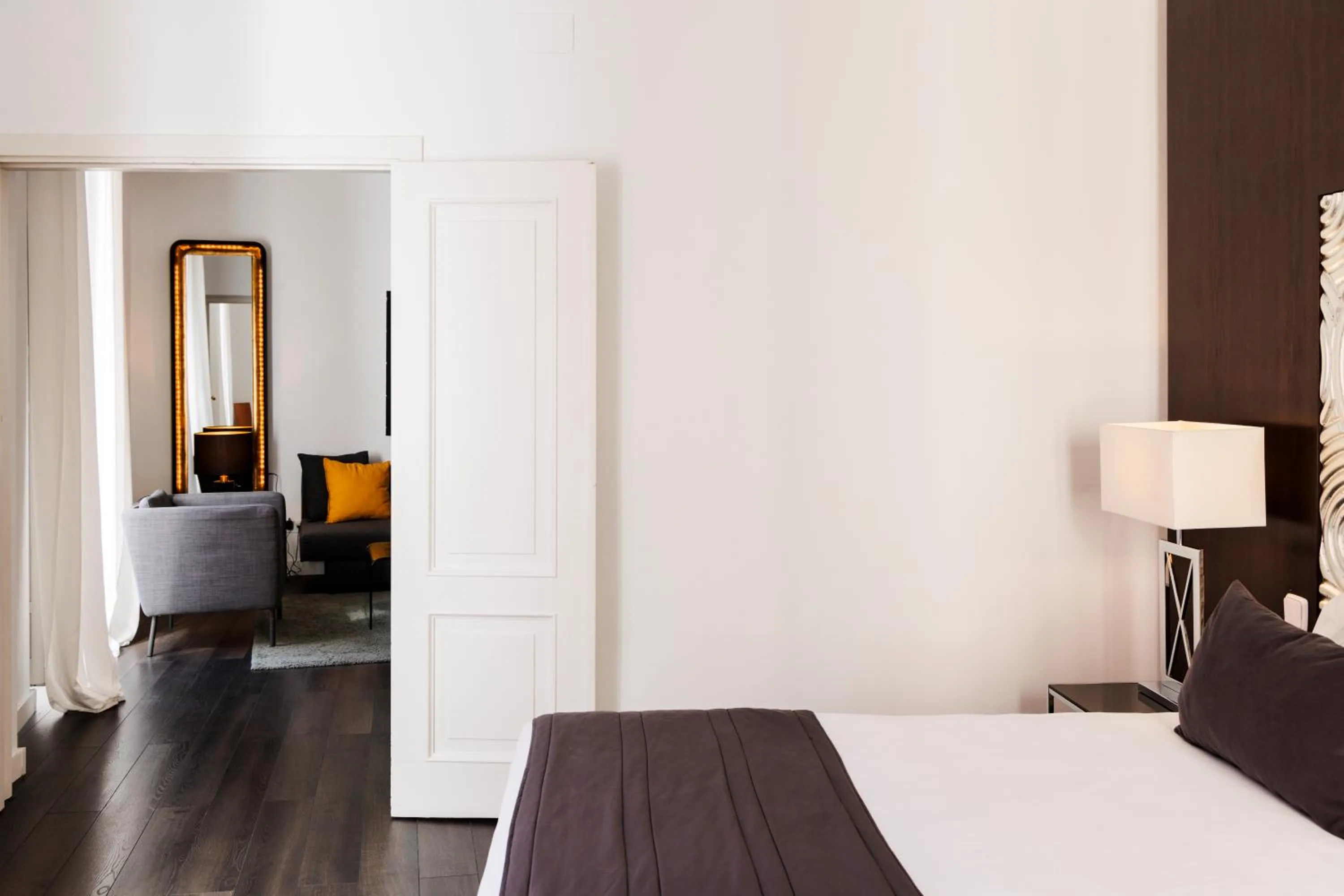 Photo of the whole room, Bed in Suite Prado