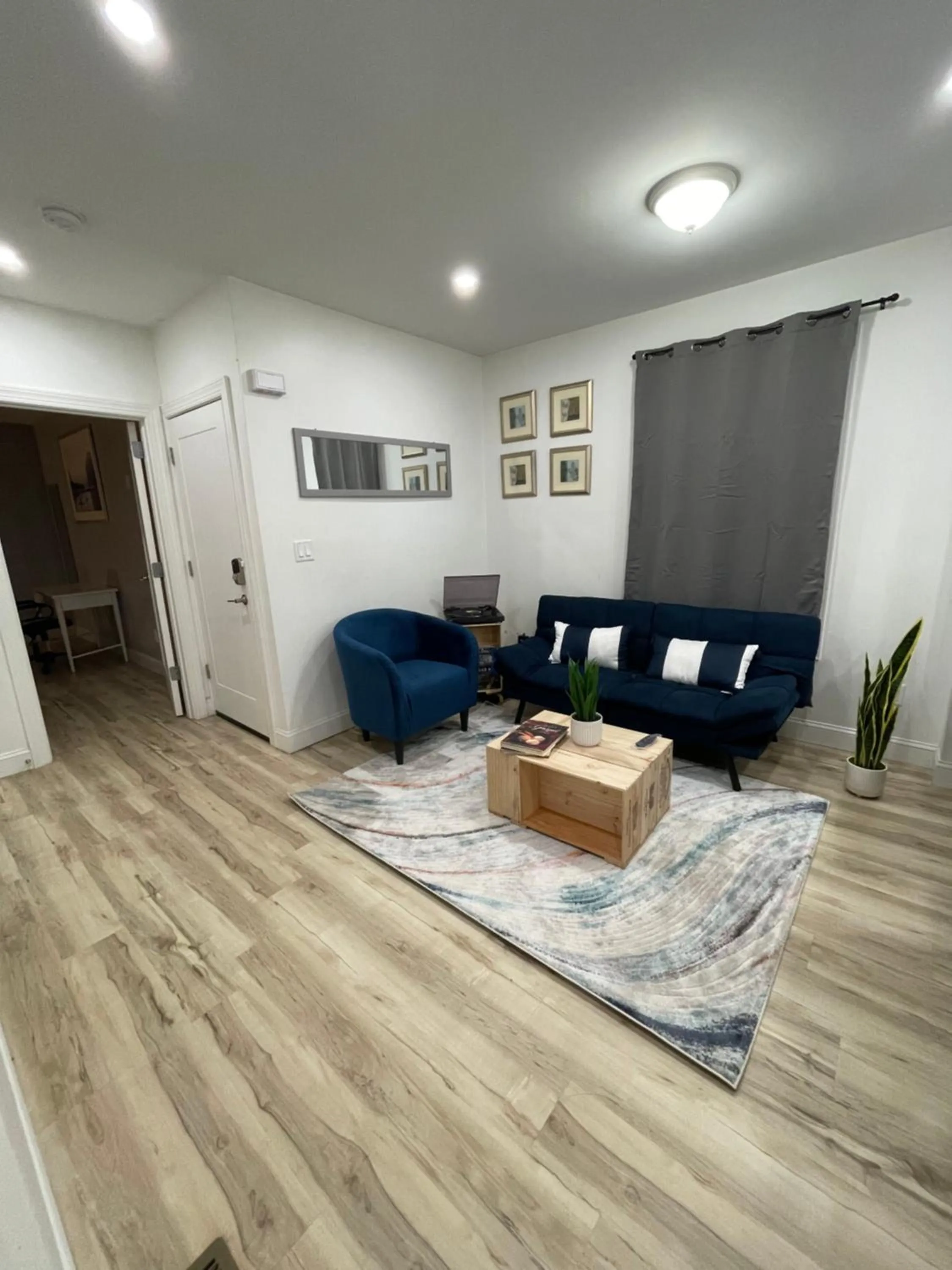 TV and multimedia in Modern Luxury Apartment near NYC