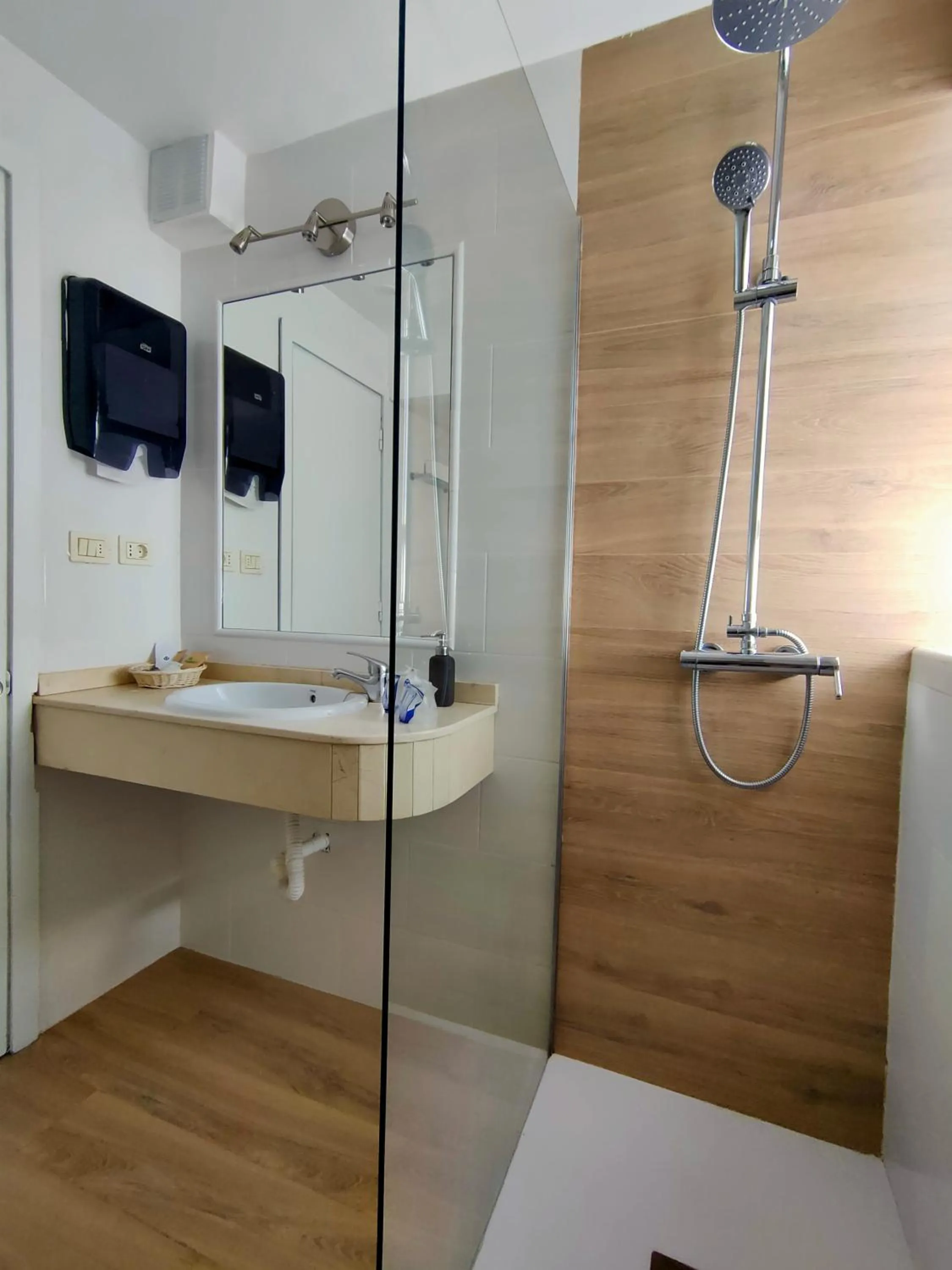 Bathroom in Apartamentos El Paseo