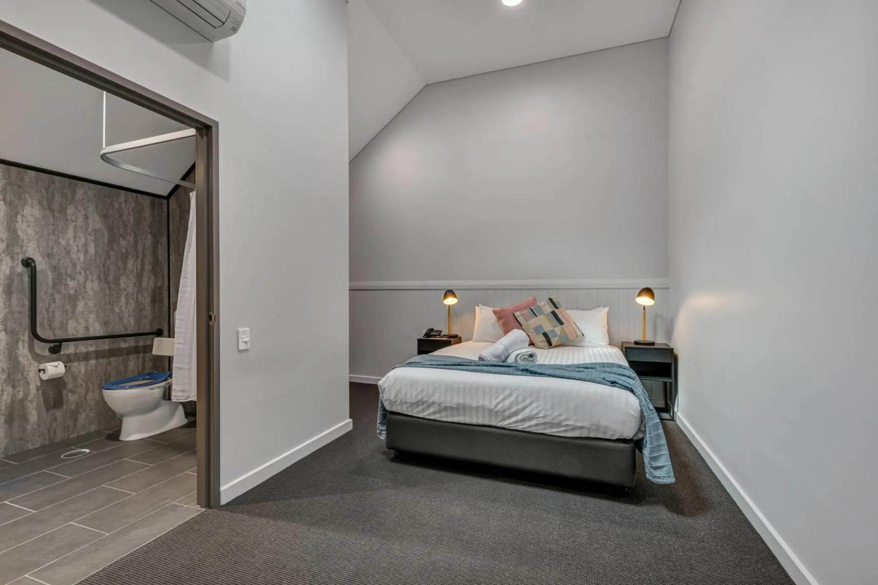 Bathroom, Bed in Gawler Arms Hotel