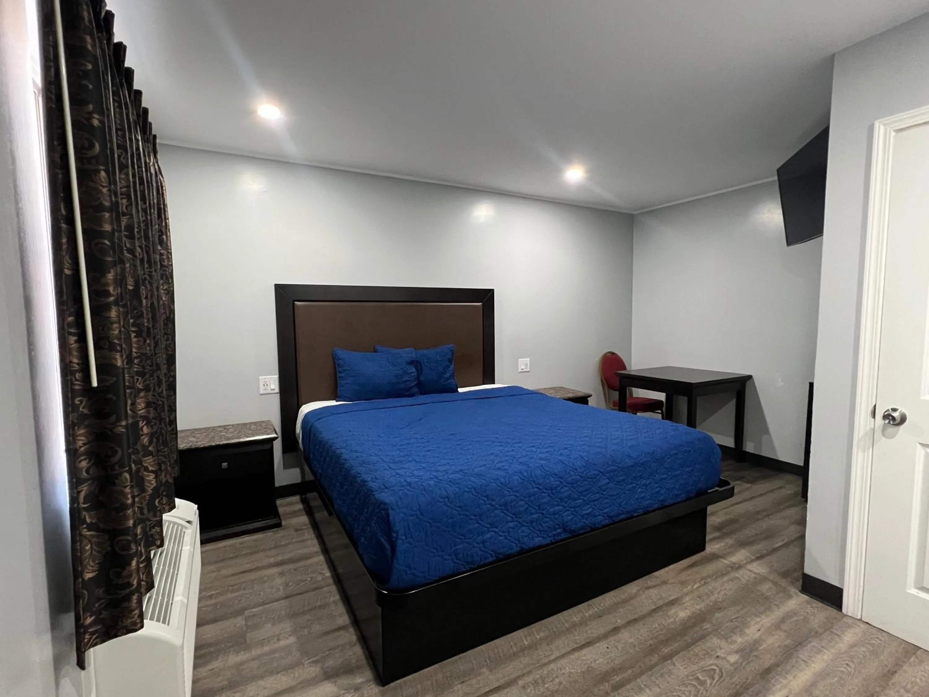 Bedroom, Bed in Pine tree inn
